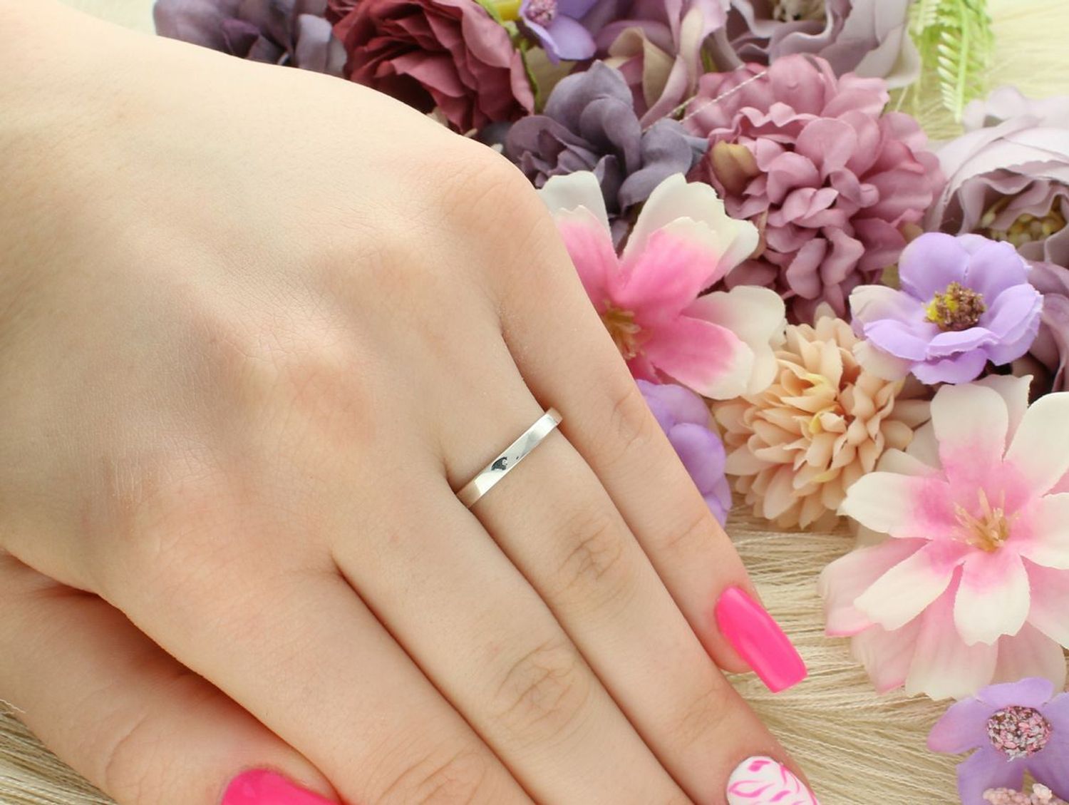 Romantyczny srebrny pierścionek z motywem kwiatka, zdobiony granatową cyrkonią i markazytami. Ag 925, ozdoba 1,0 cm, szyna 2 mm, waga 3,25 g. Stylowy dodatek w stylu retro.1.jpg