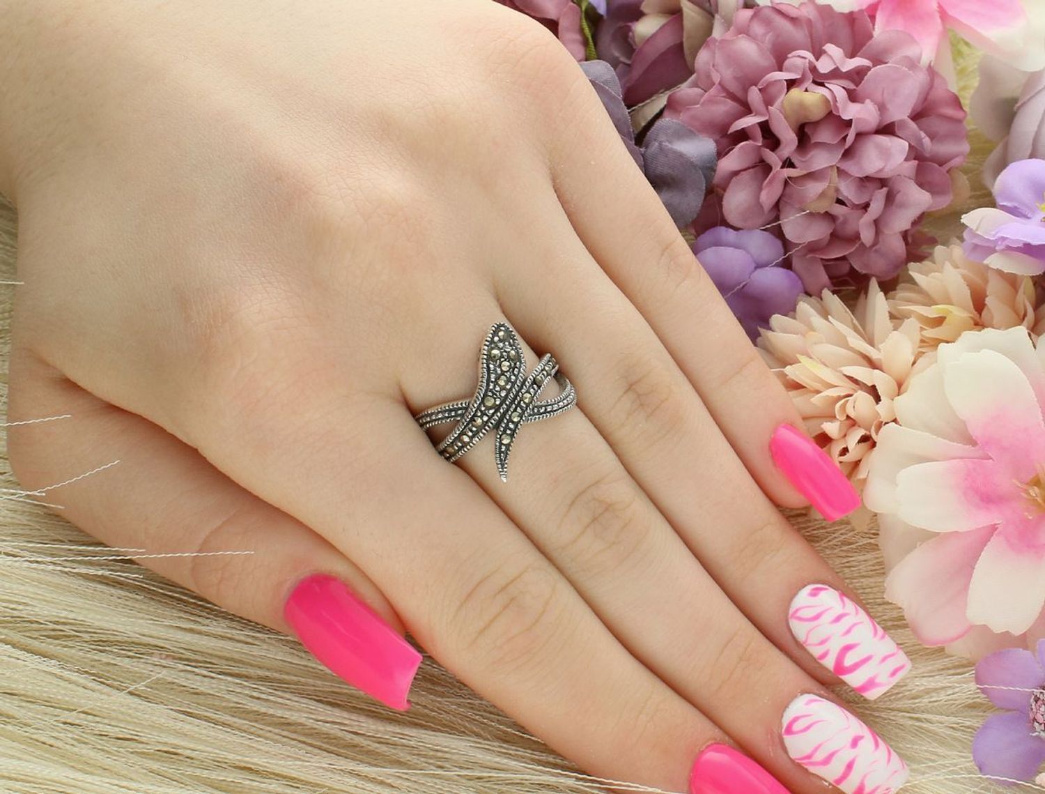 Wyrazisty srebrny pierścionek w kształcie węża z połyskującymi markazytami. Ag 925, 5,69 g – elegancki dodatek z mocnym charakterem i symboliką.1.jpg