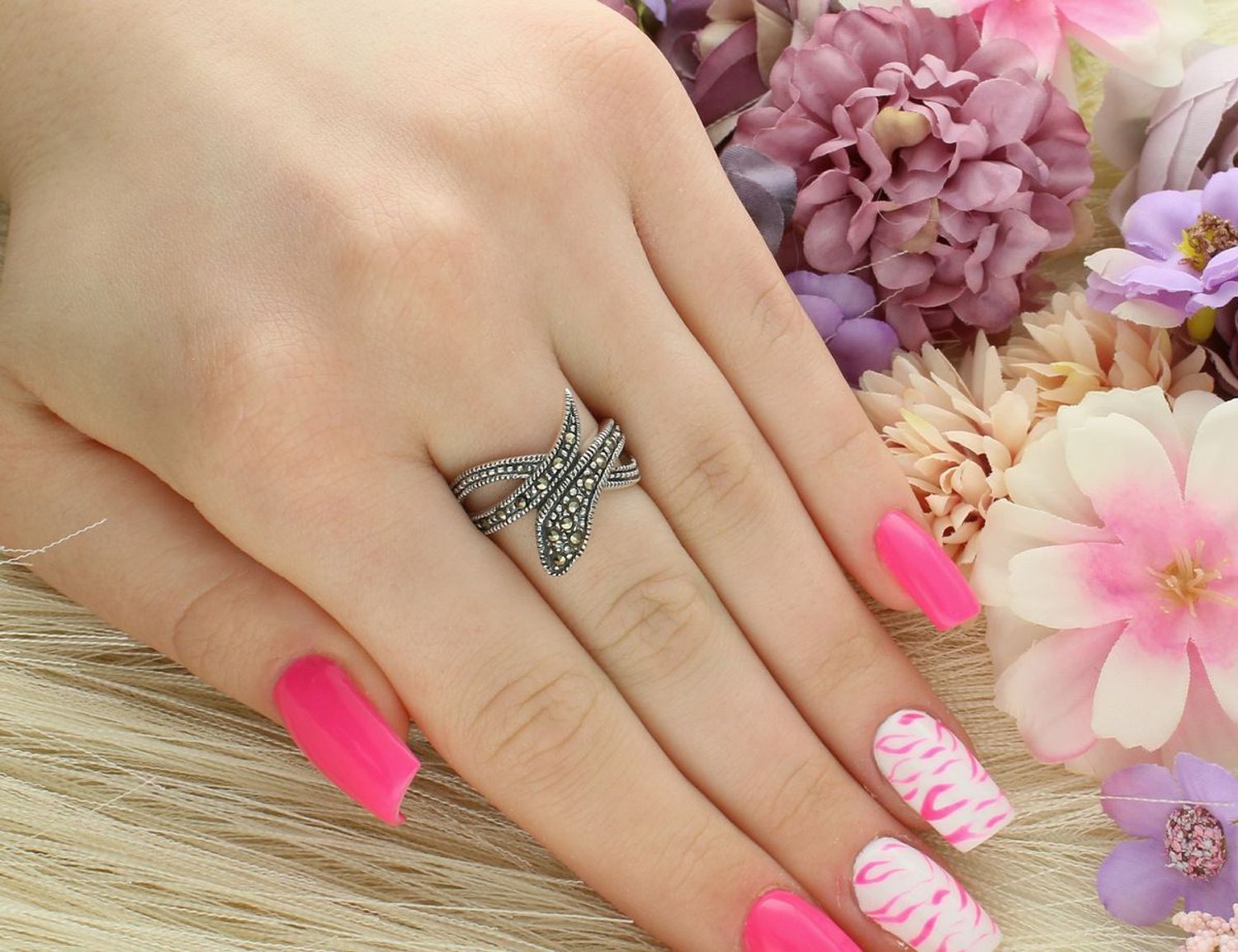 Wyrazisty srebrny pierścionek w kształcie węża z połyskującymi markazytami. Ag 925, 5,69 g – elegancki dodatek z mocnym charakterem i symboliką.1.jpg