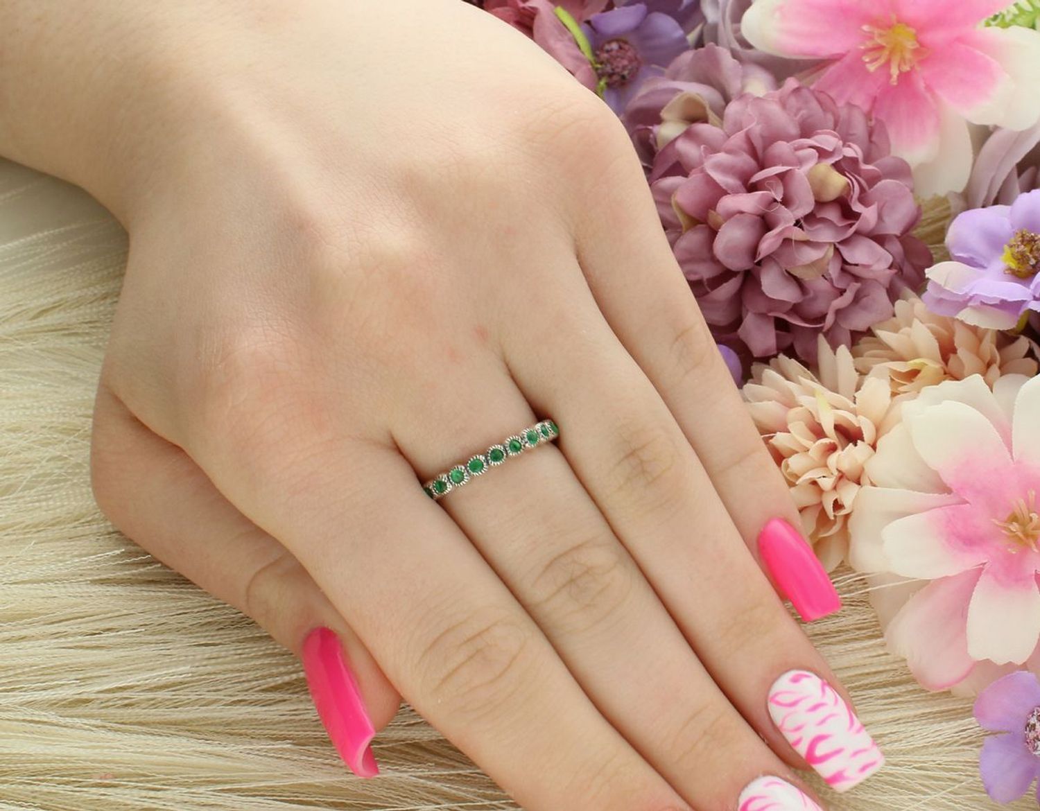 Delikatny pierścionek srebrny próby 925 w formie obrączki, zdobiony markazytami i syntetycznymi szmaragdami. Lekki i wygodny – 2,72 g, szerokość 2 mm.1.jpg