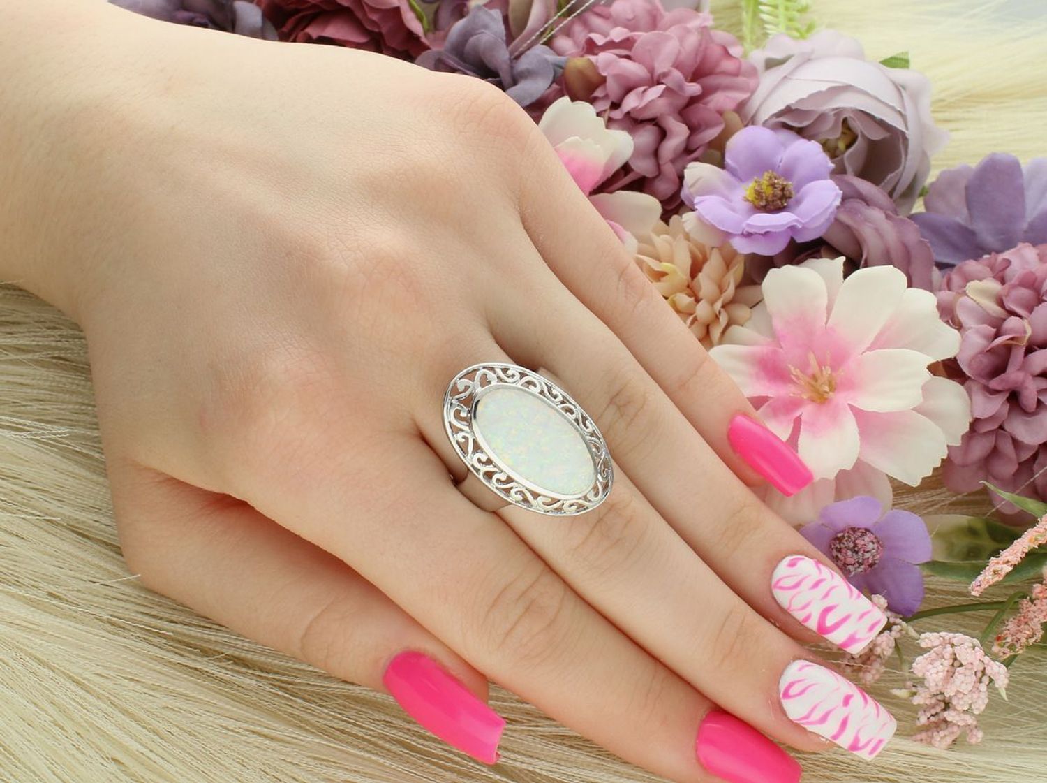 Wyjątkowy srebrny pierścionek z dużym opalem syntetycznym (2x3 cm). Ag 925, szeroka szyna 4 mm, waga 7,60 g. Idealny na wyjątkowe okazje.1.jpg