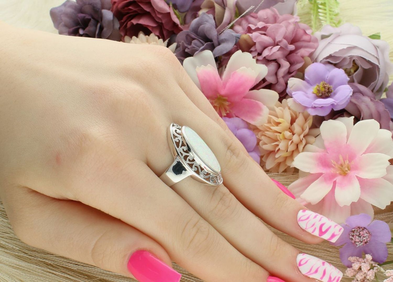 Wyjątkowy srebrny pierścionek z dużym opalem syntetycznym (2x3 cm). Ag 925, szeroka szyna 4 mm, waga 7,60 g. Idealny na wyjątkowe okazje.1.jpg