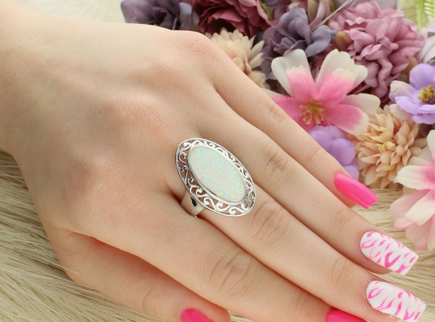 Wyjątkowy srebrny pierścionek z dużym opalem syntetycznym (2x3 cm). Ag 925, szeroka szyna 4 mm, waga 7,60 g. Idealny na wyjątkowe okazje.1.jpg