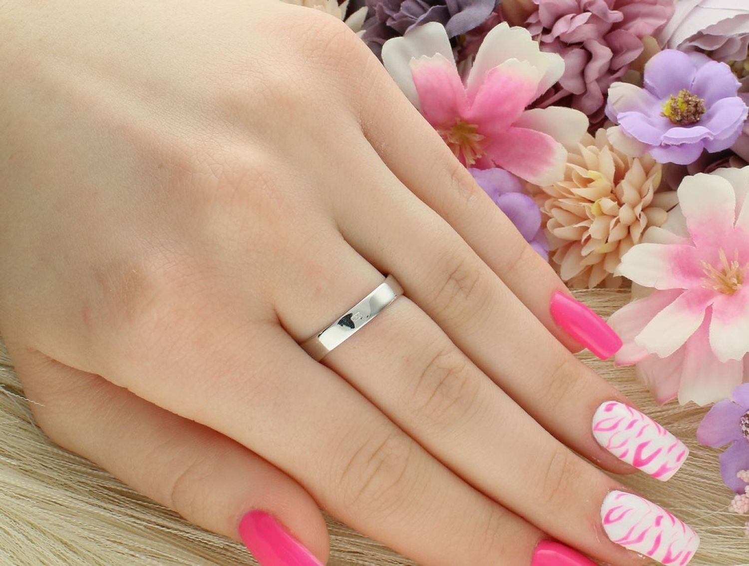 Wyjątkowy srebrny pierścionek z dużym opalem syntetycznym (2x3 cm). Ag 925, szeroka szyna 4 mm, waga 7,60 g. Idealny na wyjątkowe okazje.1.jpg