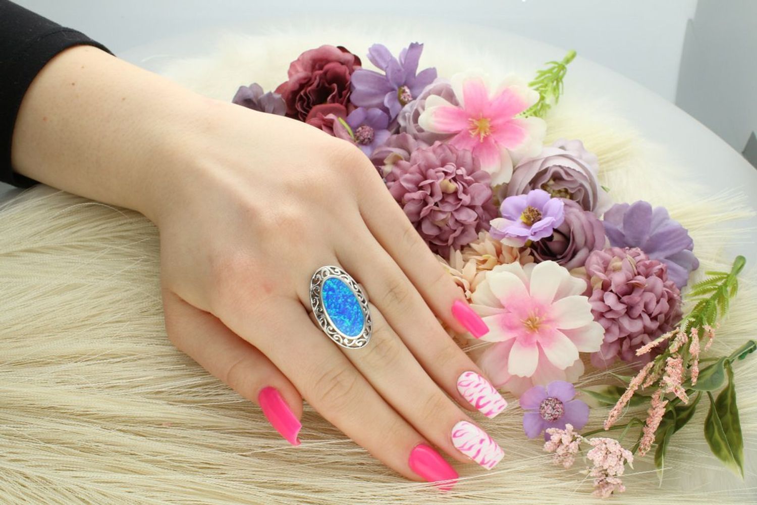 Srebrny pierścionek z niebieskim syntetycznym opalem. Ag 925, owalny kamień 3x2 cm, szyna 4 mm, waga 7,23 g. Efektowna biżuteria na wyjątkowe okazje.1.jpg