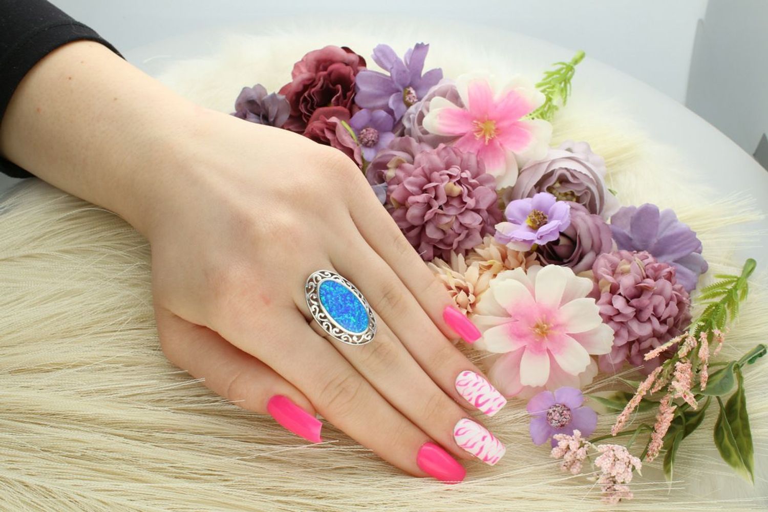 Srebrny pierścionek z niebieskim syntetycznym opalem. Ag 925, owalny kamień 3x2 cm, szyna 4 mm, waga 7,23 g. Efektowna biżuteria na wyjątkowe okazje.1.jpg