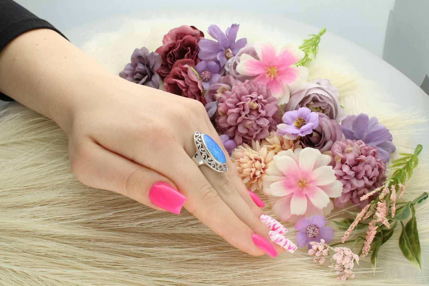 Srebrny pierścionek z niebieskim syntetycznym opalem. Ag 925, owalny kamień 3x2 cm, szyna 4 mm, waga 7,23 g. Efektowna biżuteria na wyjątkowe okazje.1.jpg