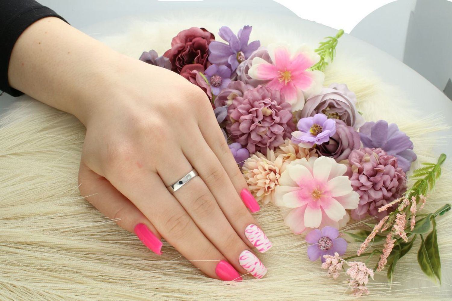 Srebrny pierścionek z niebieskim syntetycznym opalem. Ag 925, owalny kamień 3x2 cm, szyna 4 mm, waga 7,23 g. Efektowna biżuteria na wyjątkowe okazje.1.jpg