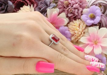 Srebrny pierścionek z czerwoną prostokątną cyrkonią i białymi zdobieniami. Waga 3,50 g, szyna 2 mm, ozdoba 1,2 × 1,3 cm. Styl glamour i elegancja w jednym.3.jpg