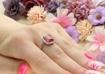 Srebrny pierścionek z czerwoną prostokątną cyrkonią i białymi zdobieniami. Waga 3,50 g, szyna 2 mm, ozdoba 1,2 × 1,3 cm. Styl glamour i elegancja w jednym.4.jpg
