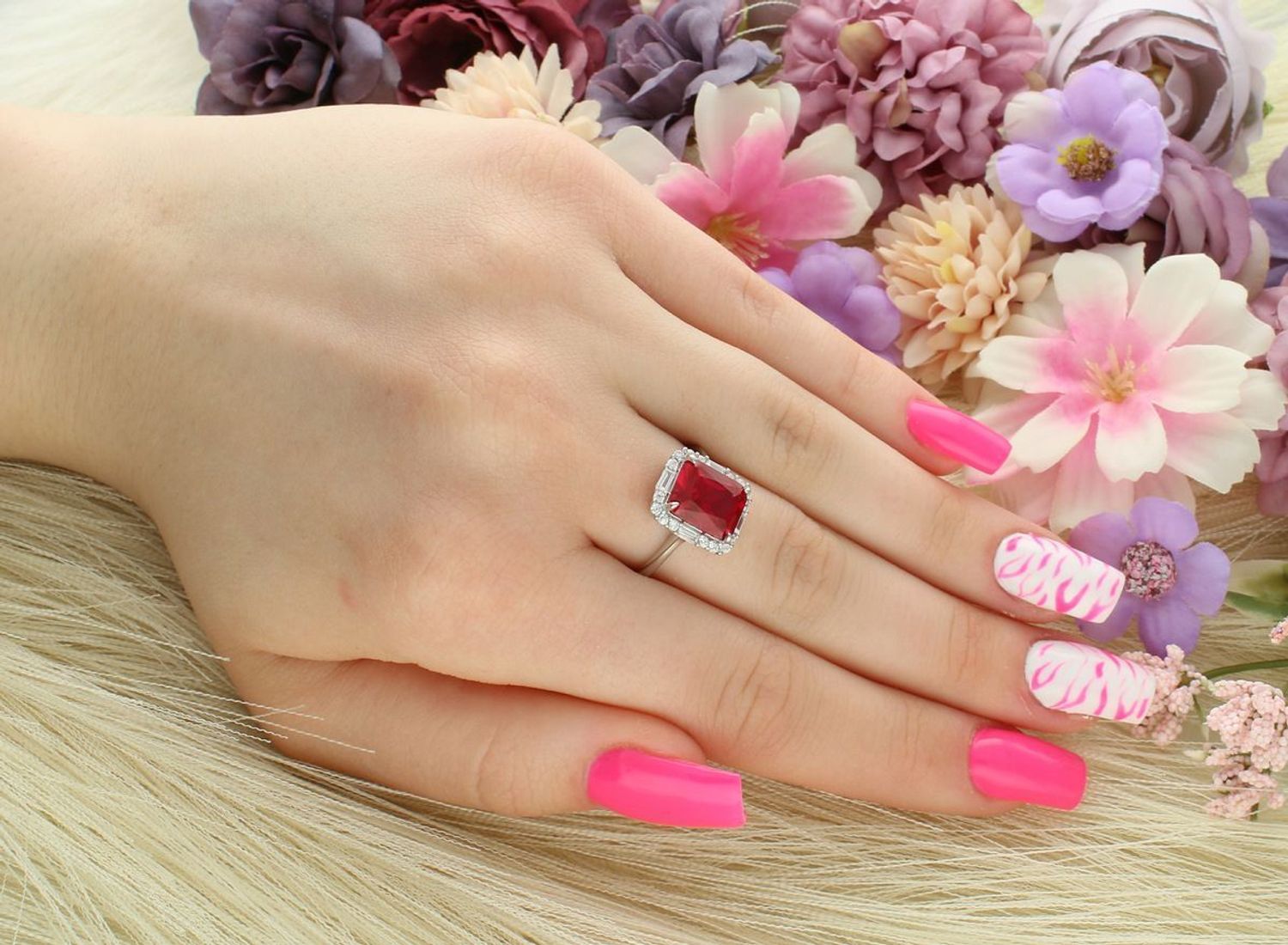 Srebrny pierścionek z czerwoną prostokątną cyrkonią i białymi zdobieniami. Waga 3,50 g, szyna 2 mm, ozdoba 1,2 × 1,3 cm. Styl glamour i elegancja w jednym.1.jpg