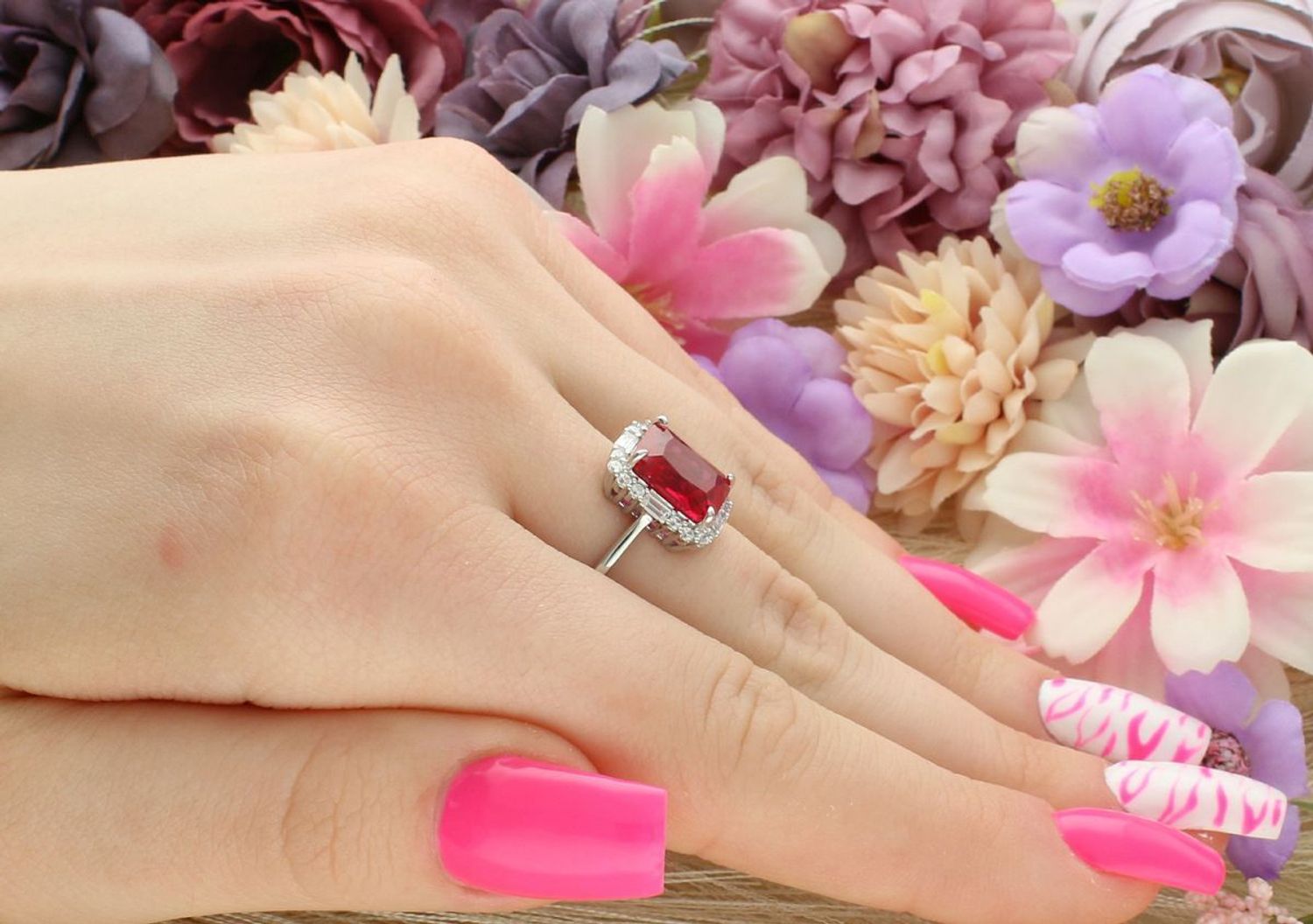 Srebrny pierścionek z czerwoną prostokątną cyrkonią i białymi zdobieniami. Waga 3,50 g, szyna 2 mm, ozdoba 1,2 × 1,3 cm. Styl glamour i elegancja w jednym.1.jpg