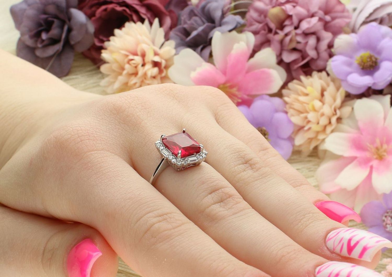 Srebrny pierścionek z czerwoną prostokątną cyrkonią i białymi zdobieniami. Waga 3,50 g, szyna 2 mm, ozdoba 1,2 × 1,3 cm. Styl glamour i elegancja w jednym.1.jpg