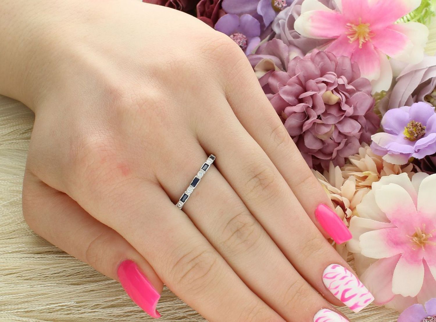 Srebrny pierścionek damski DIA-PRS-13051-925 z białymi i granatowymi cyrkoniami. Delikatna forma, szerokość 2 mm, próba 925 – doskonały wybór na prezent.1.jpg