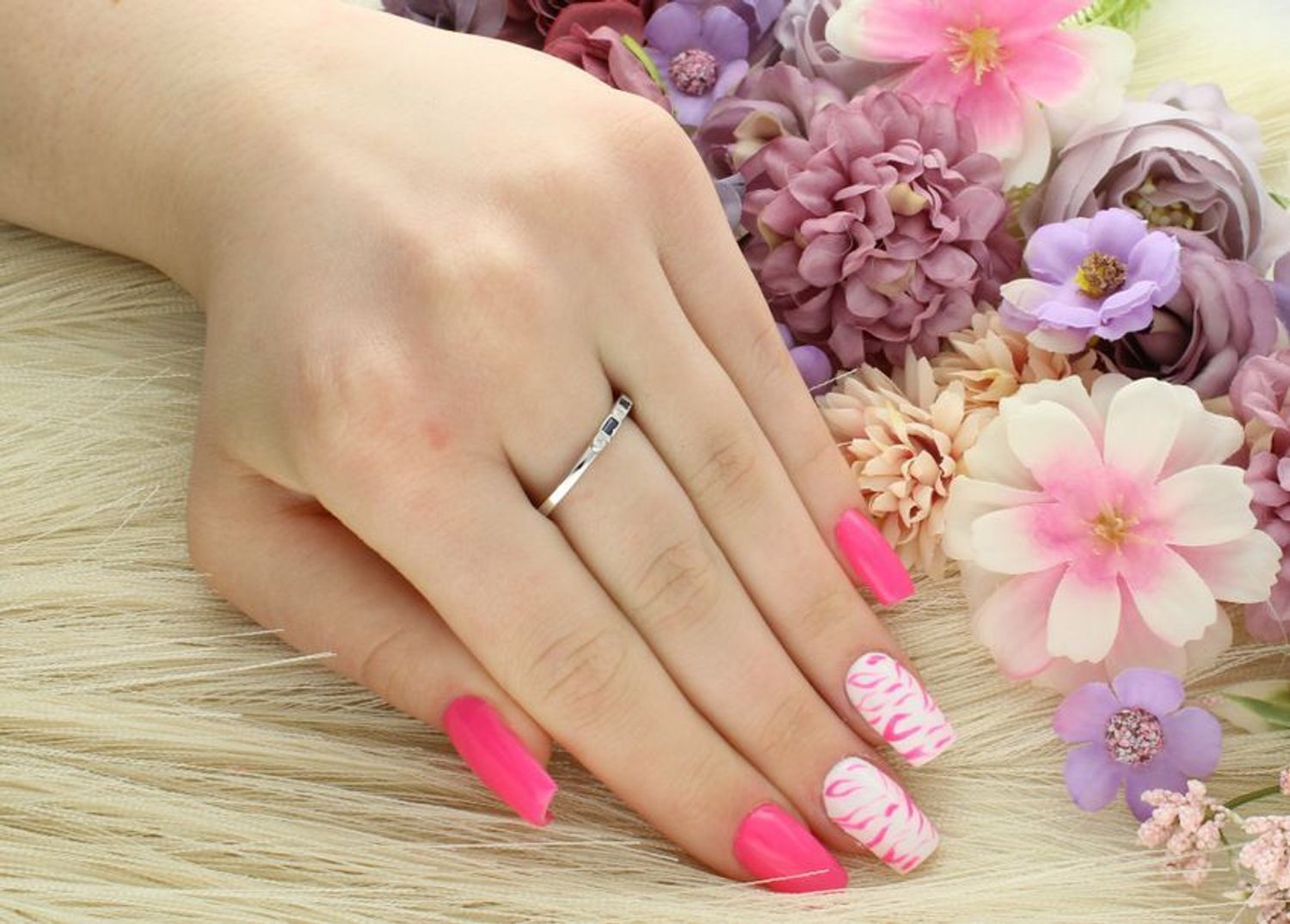 Srebrny pierścionek damski DIA-PRS-13051-925 z białymi i granatowymi cyrkoniami. Delikatna forma, szerokość 2 mm, próba 925 – doskonały wybór na prezent.1.jpg