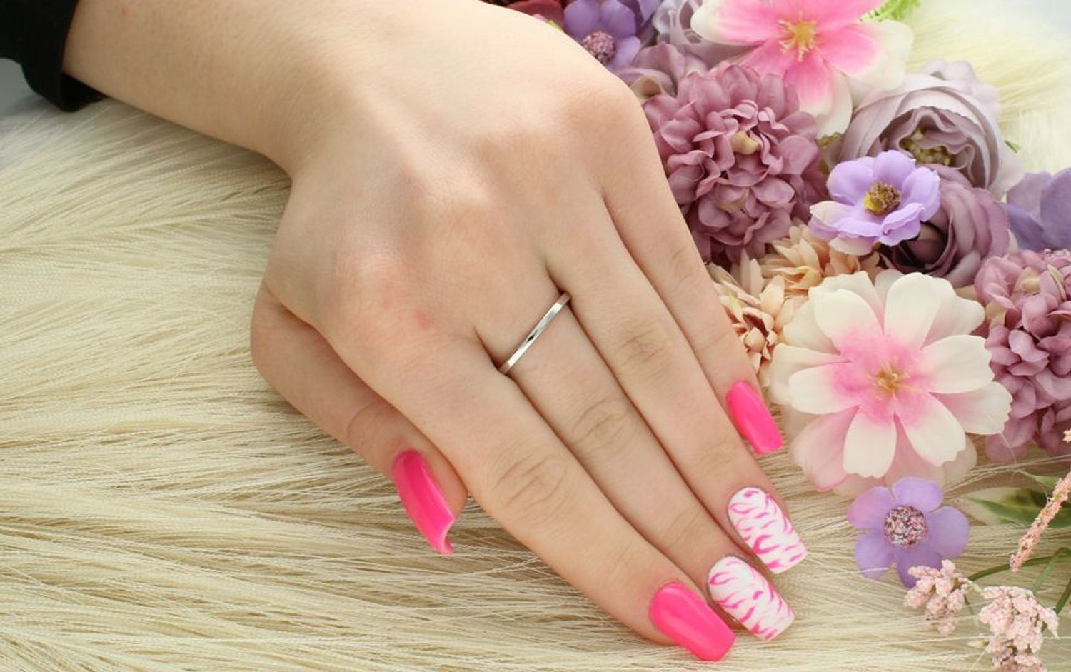 Srebrny pierścionek damski DIA-PRS-13051-925 z białymi i granatowymi cyrkoniami. Delikatna forma, szerokość 2 mm, próba 925 – doskonały wybór na prezent.1.jpg