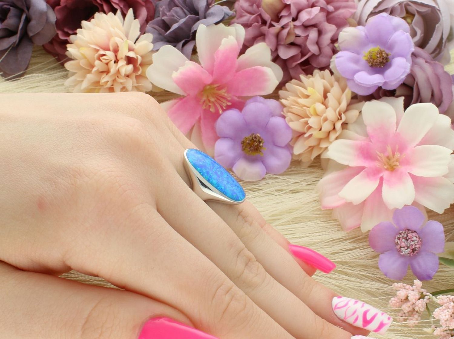 Srebrny pierścionek damski z niebieskim opalem syntetycznym. Owalna ozdoba 2,2 x 1,2 cm, solidna szyna 4 mm, waga 5,18 g. Stylowy i przyciągający wzrok dodatek.1.jpg