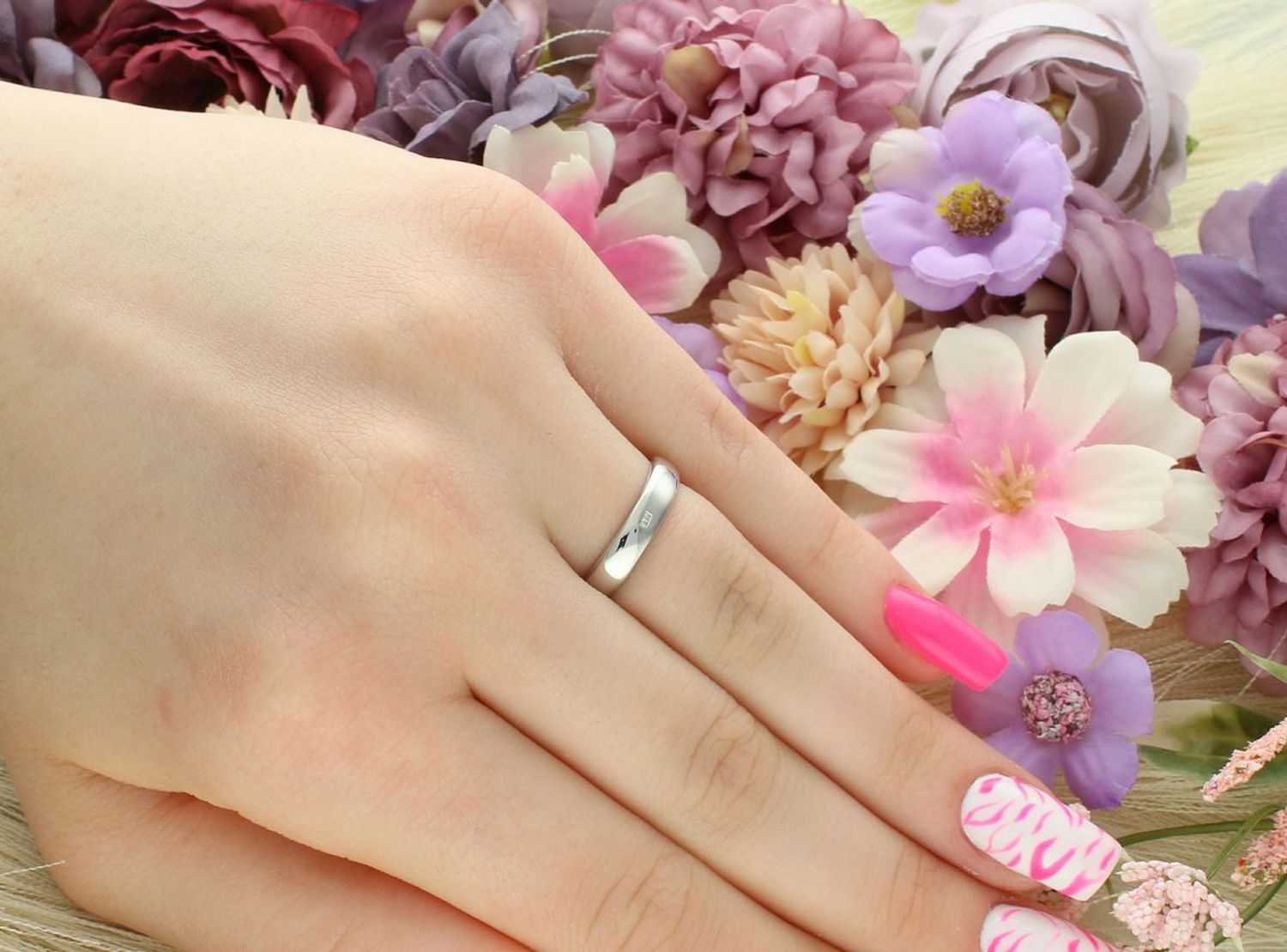 Srebrny pierścionek damski z niebieskim opalem syntetycznym. Owalna ozdoba 2,2 x 1,2 cm, solidna szyna 4 mm, waga 5,18 g. Stylowy i przyciągający wzrok dodatek.1.jpg