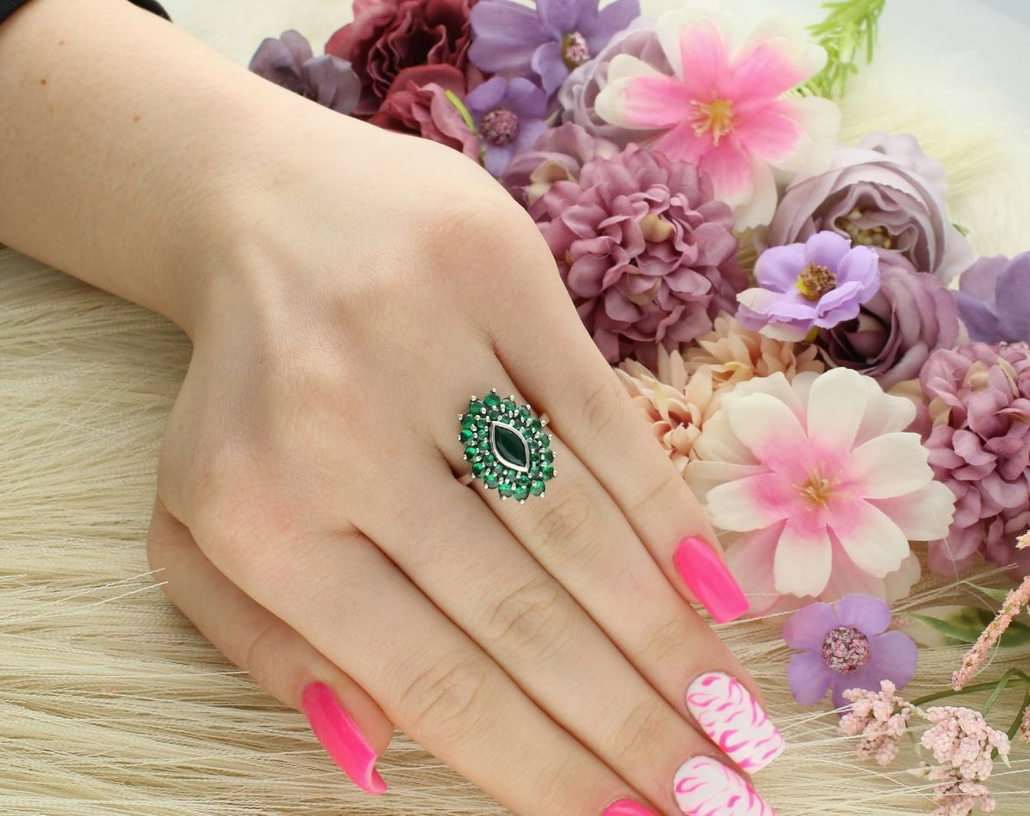 Srebrny pierścionek z dużym owalnym elementem ozdobionym zielonymi cyrkoniami. Ag 925, 4,20 g, szyna 3 mm. Idealny dodatek do eleganckich stylizacji.1.jpg