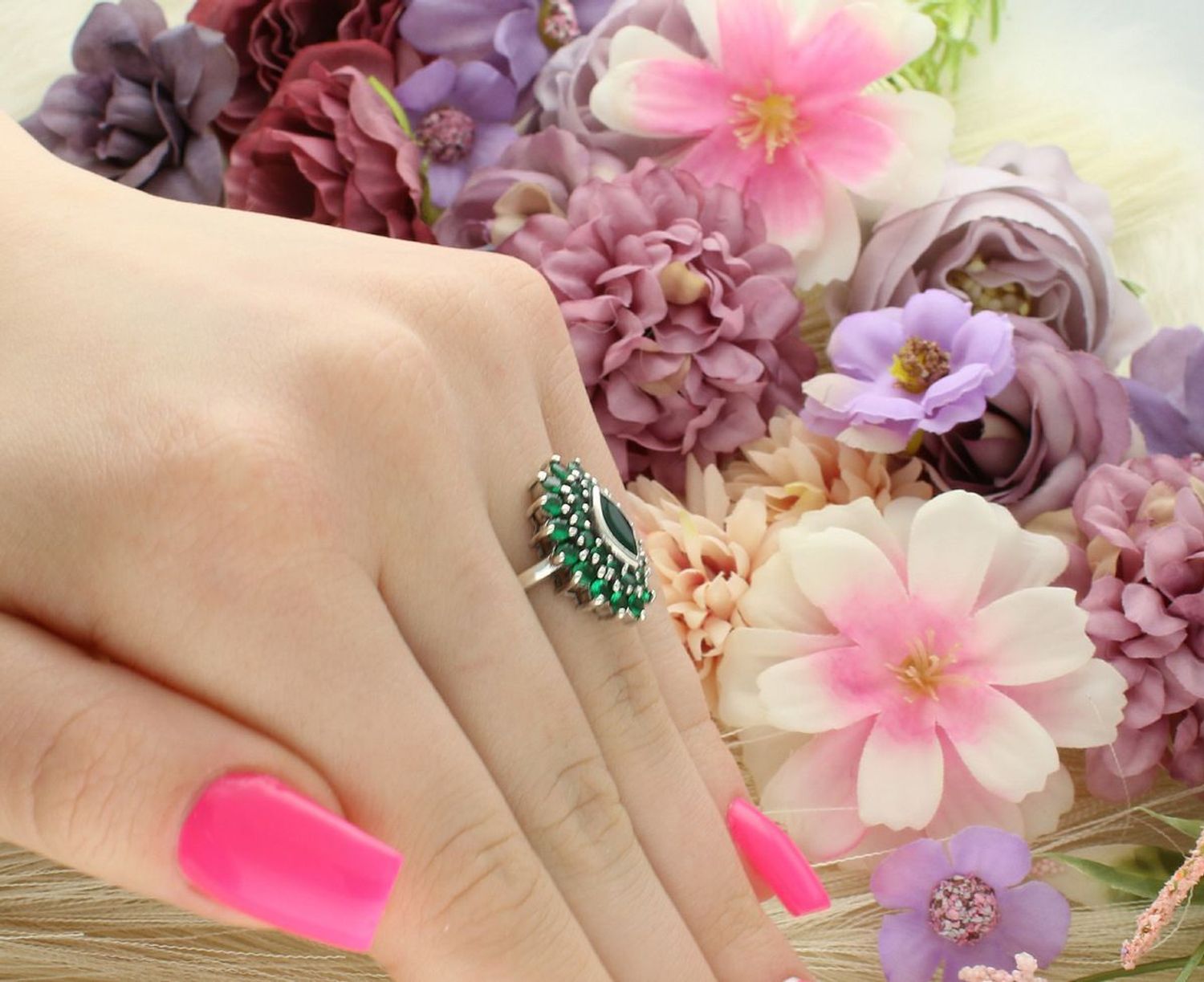 Srebrny pierścionek z dużym owalnym elementem ozdobionym zielonymi cyrkoniami. Ag 925, 4,20 g, szyna 3 mm. Idealny dodatek do eleganckich stylizacji.1.jpg