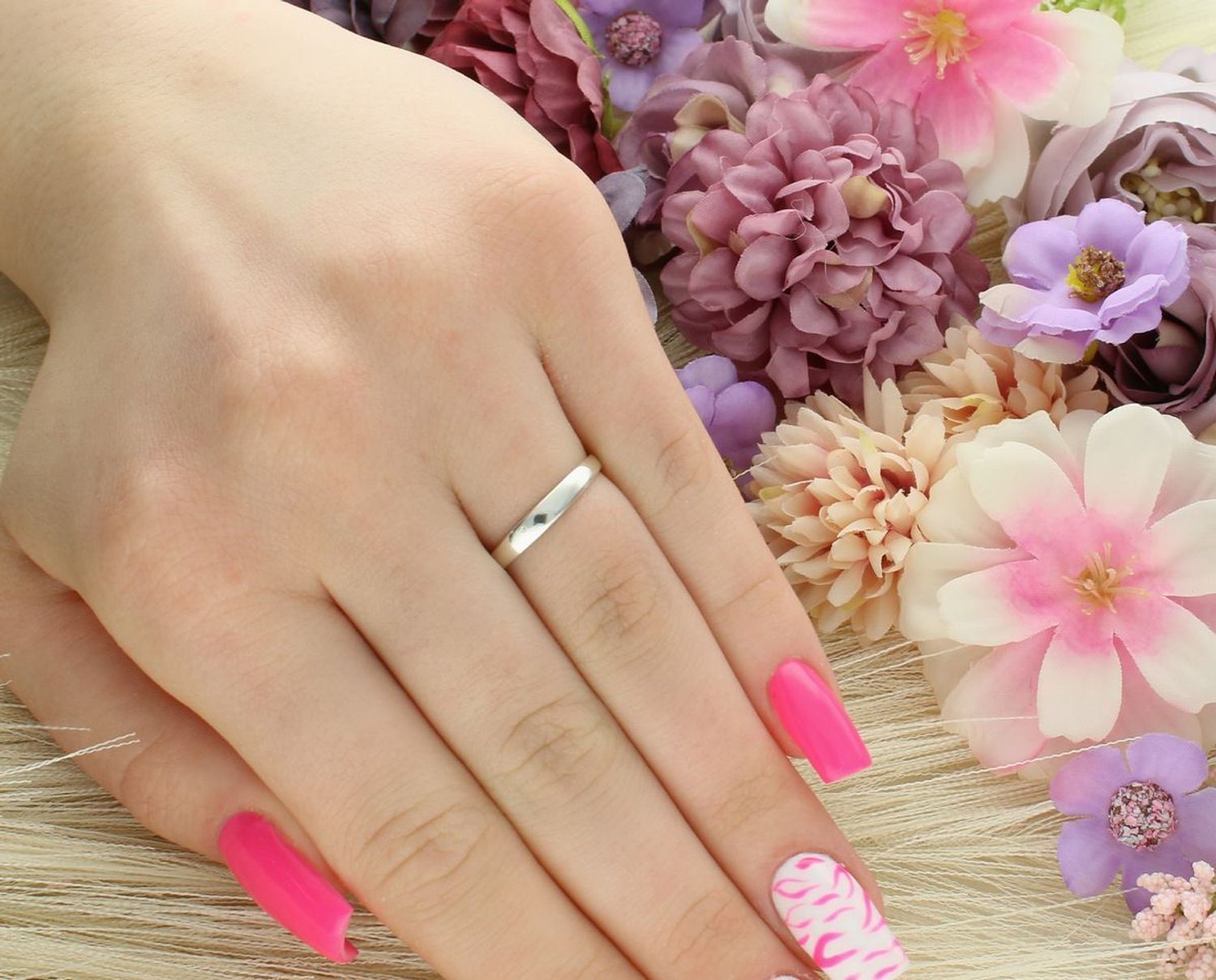 Srebrny pierścionek z dużym owalnym elementem ozdobionym zielonymi cyrkoniami. Ag 925, 4,20 g, szyna 3 mm. Idealny dodatek do eleganckich stylizacji.1.jpg