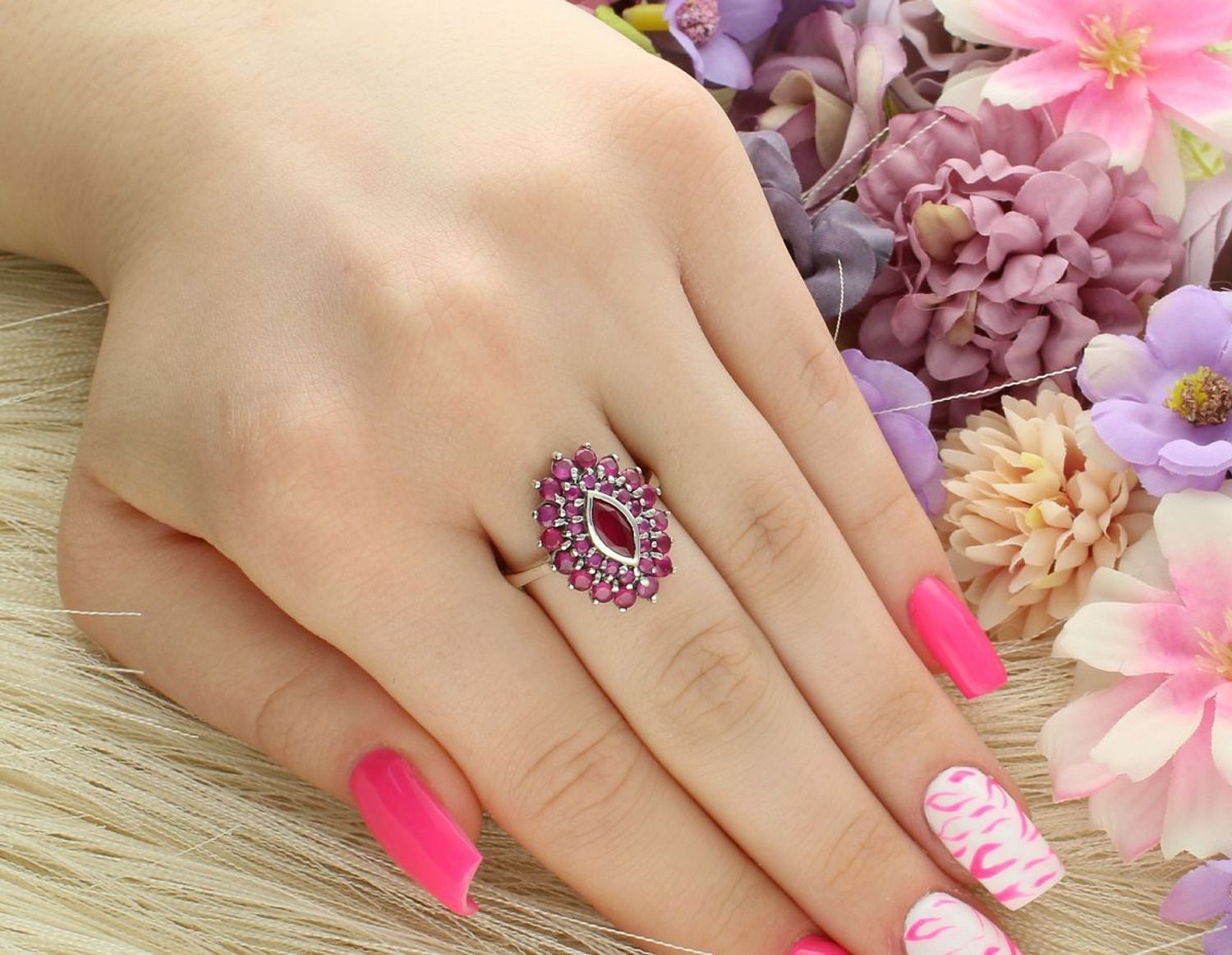 Srebrny pierścionek damski z różowymi cyrkoniami. Ag 925, waga 4,20 g, owal 2x1,5 cm, szeroka szyna 3 mm. Stylowa i romantyczna ozdoba na każdą okazję.1.jpg