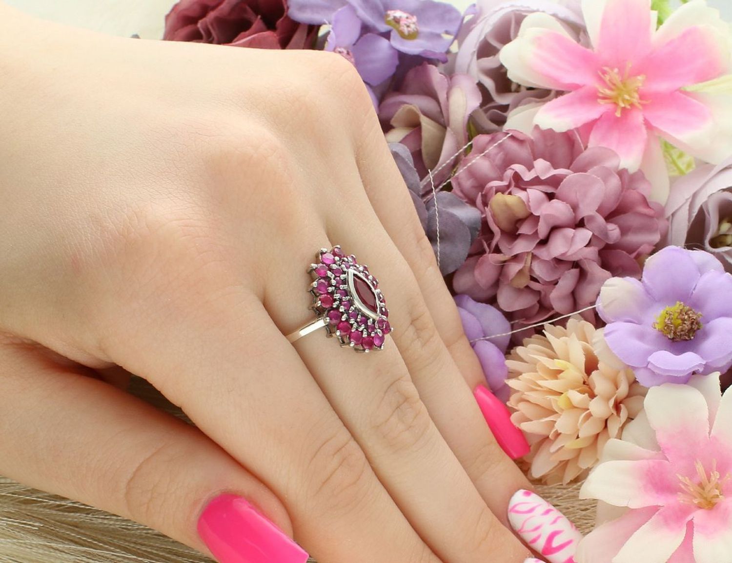 Srebrny pierścionek damski z różowymi cyrkoniami. Ag 925, waga 4,20 g, owal 2x1,5 cm, szeroka szyna 3 mm. Stylowa i romantyczna ozdoba na każdą okazję.1.jpg