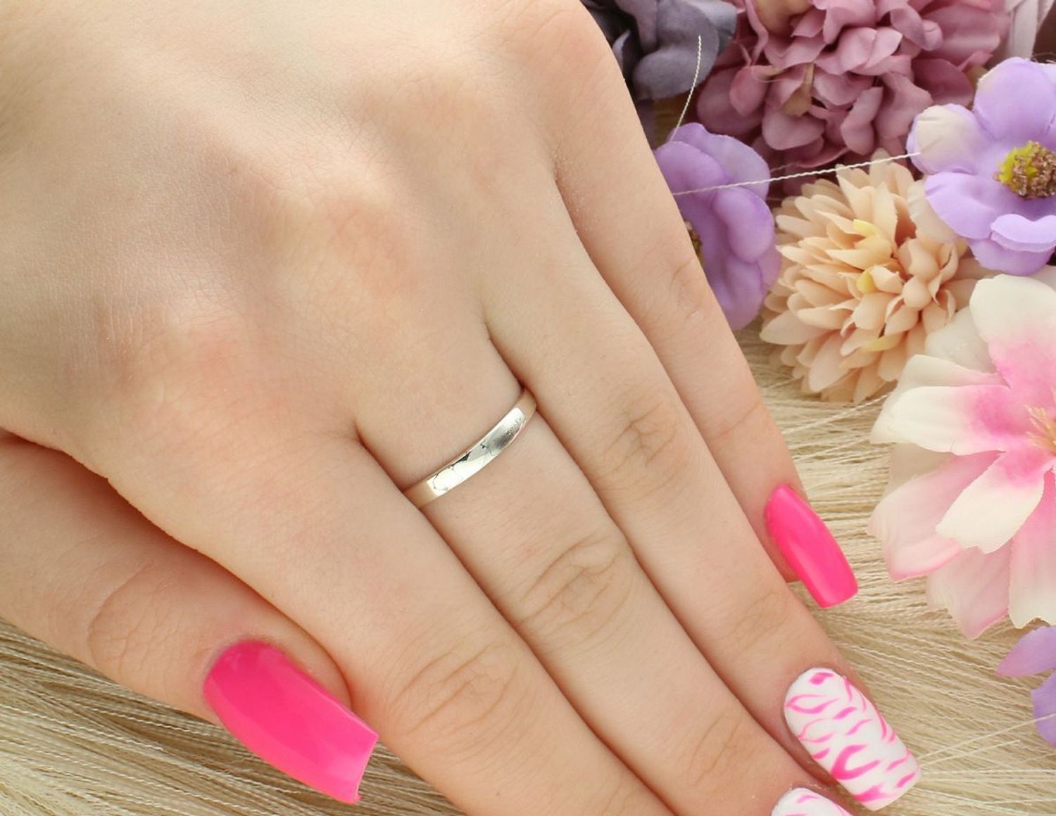 Srebrny pierścionek damski z różowymi cyrkoniami. Ag 925, waga 4,20 g, owal 2x1,5 cm, szeroka szyna 3 mm. Stylowa i romantyczna ozdoba na każdą okazję.1.jpg