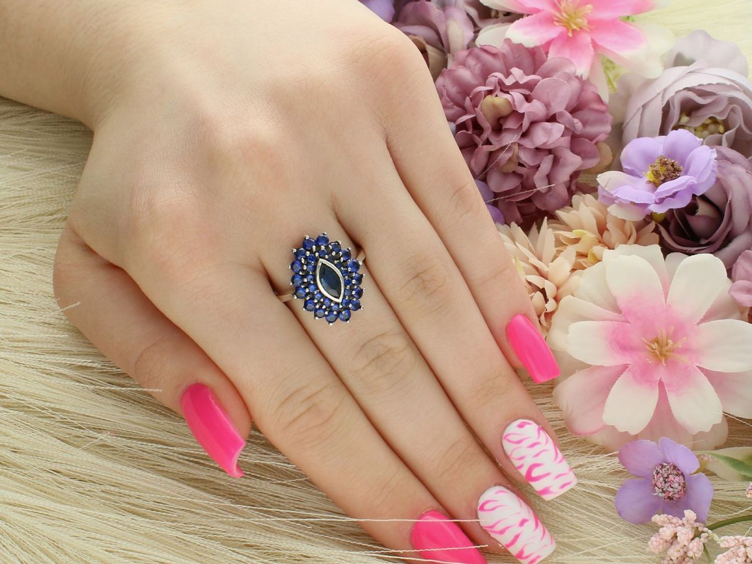 Srebrny pierścionek damski Ag 925 z owalnym motywem zdobionym granatowymi cyrkoniami. Waga 4,20 g, szeroka szyna 3 mm – elegancja i styl w jednym.1.jpg