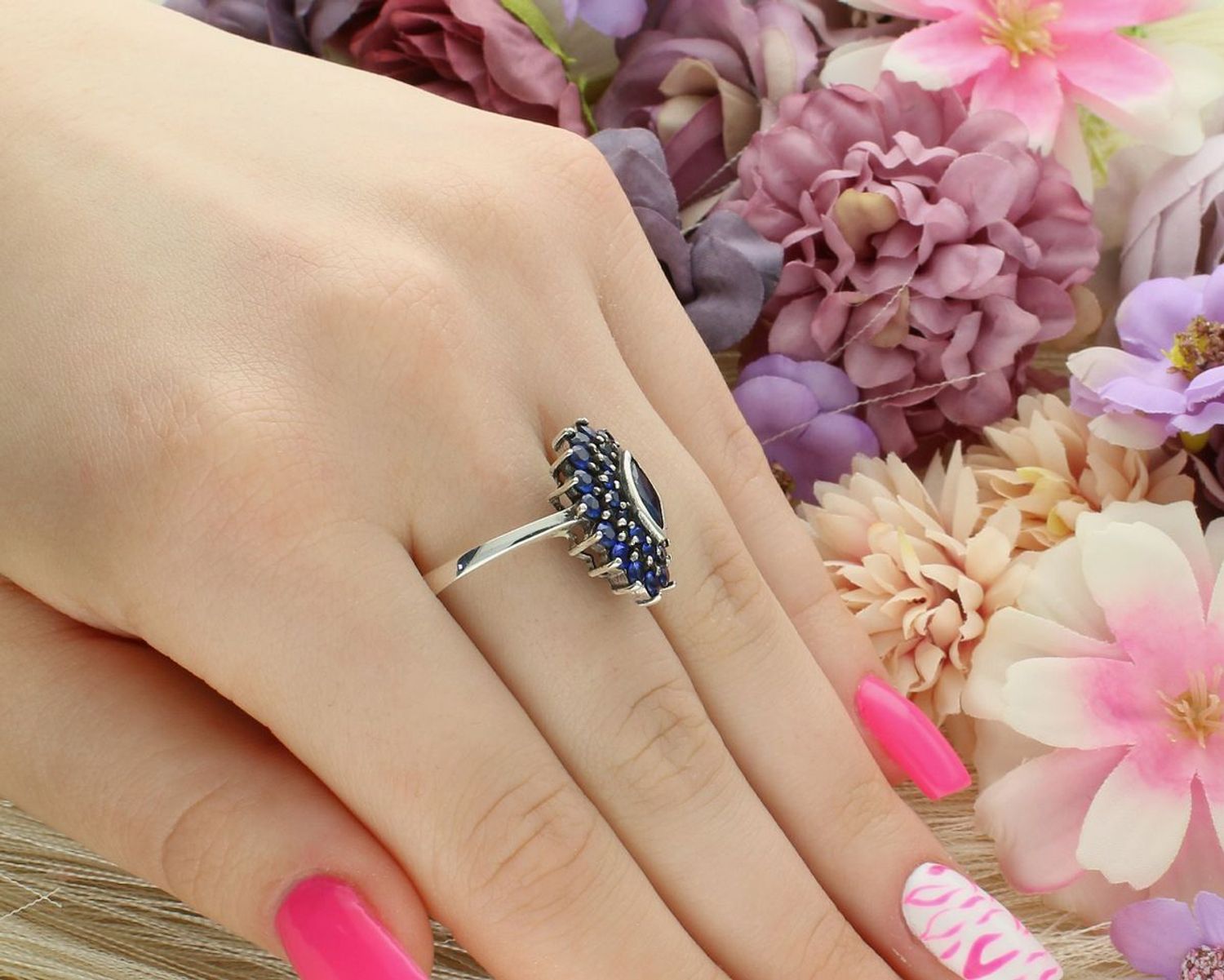 Srebrny pierścionek damski Ag 925 z owalnym motywem zdobionym granatowymi cyrkoniami. Waga 4,20 g, szeroka szyna 3 mm – elegancja i styl w jednym.1.jpg