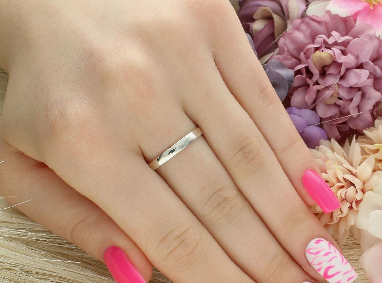 Srebrny pierścionek damski Ag 925 z owalnym motywem zdobionym granatowymi cyrkoniami. Waga 4,20 g, szeroka szyna 3 mm – elegancja i styl w jednym.1.jpg