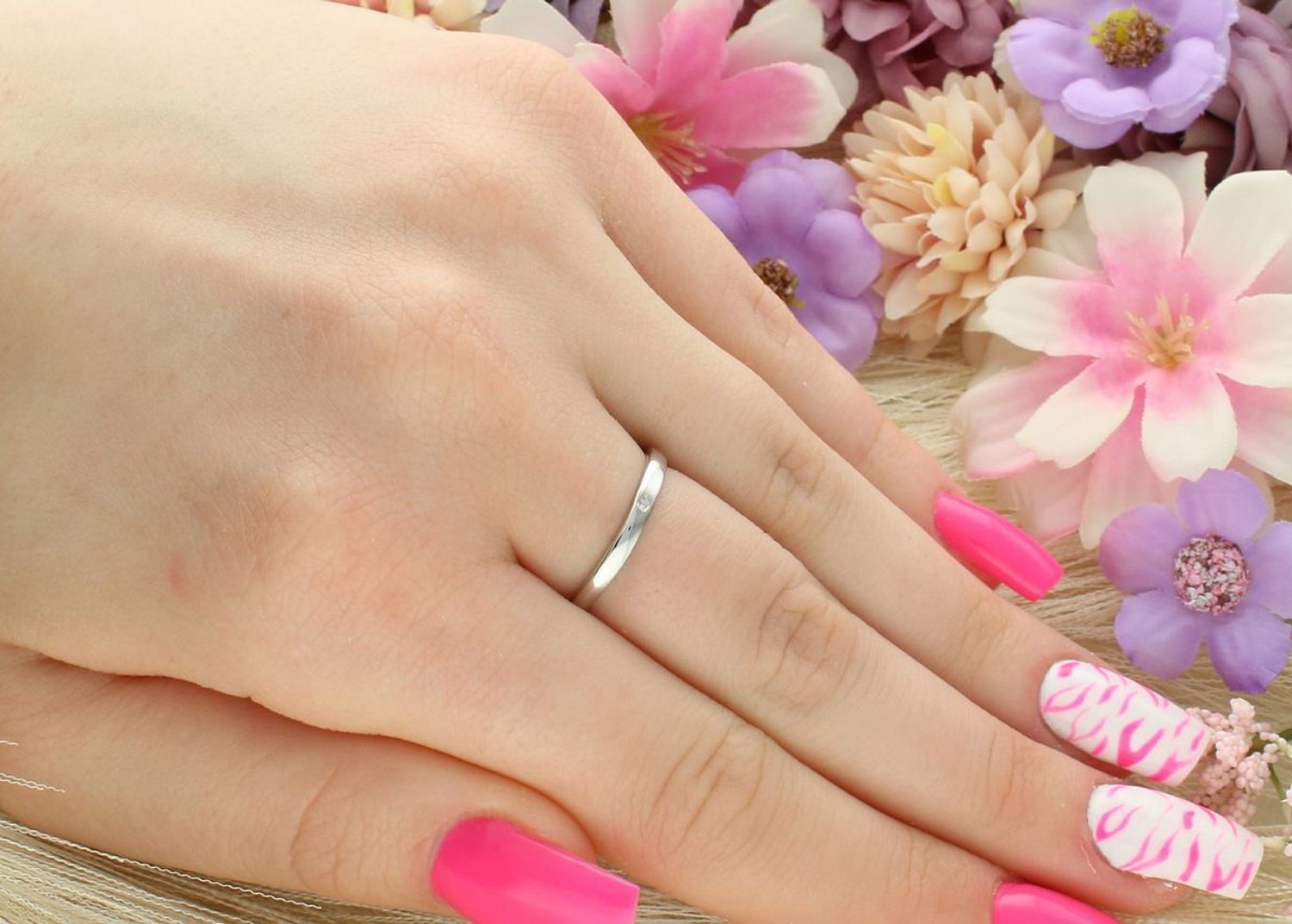 Wyjątkowy srebrny pierścionek z niebieską cyrkonią otoczoną białymi kamieniami. Duży owalny kształt 2,0 × 1,8 cm, waga 6,10 g. Idealny na prezent i eleganckie okazje.1.jpg