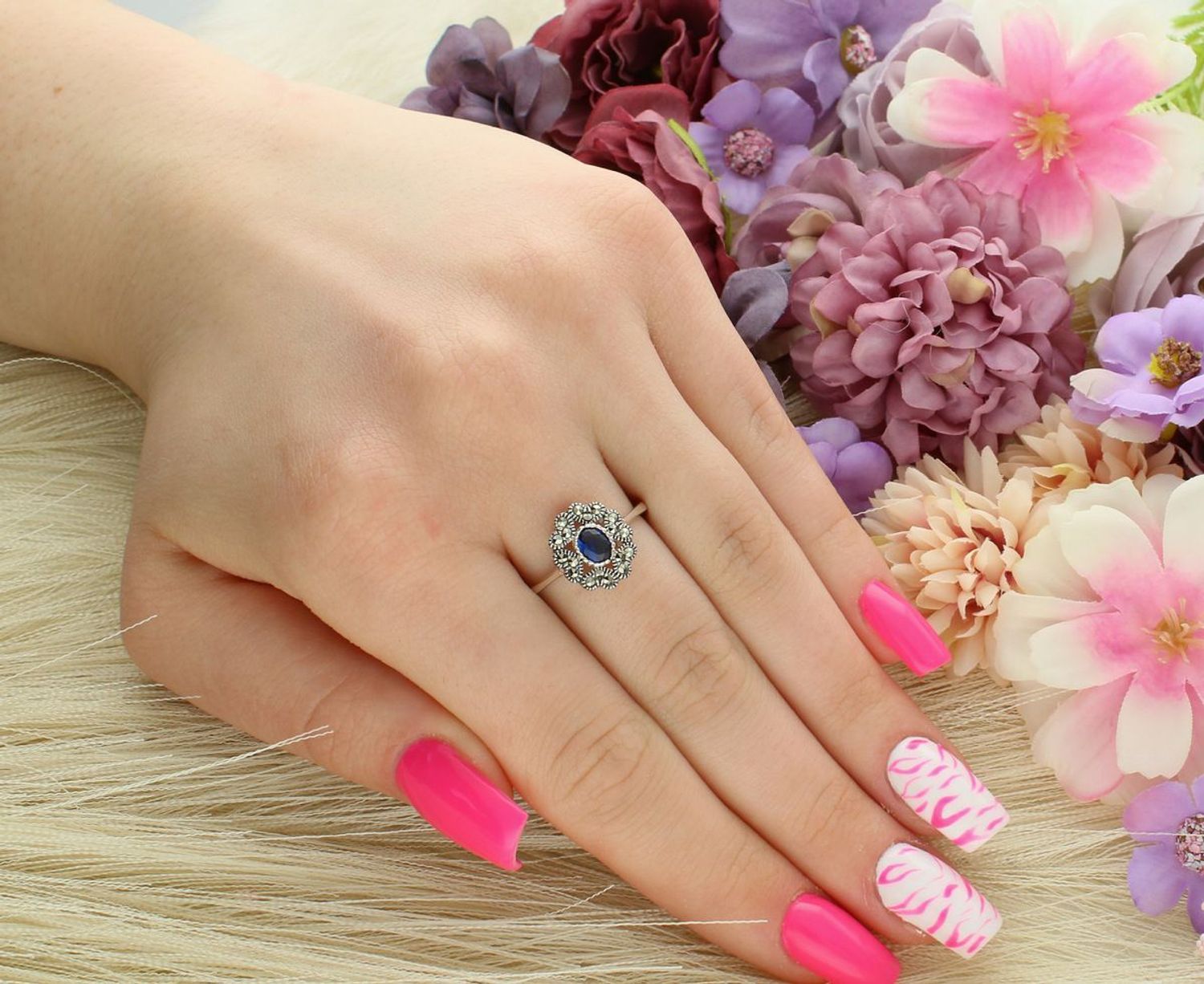 Delikatny pierścionek damski ze srebra próby 925, ozdobiony granatową cyrkonią i markazytami. Waga 2,50 g, wymiary ozdoby 1,2 cm x 1,0 cm.1.jpg