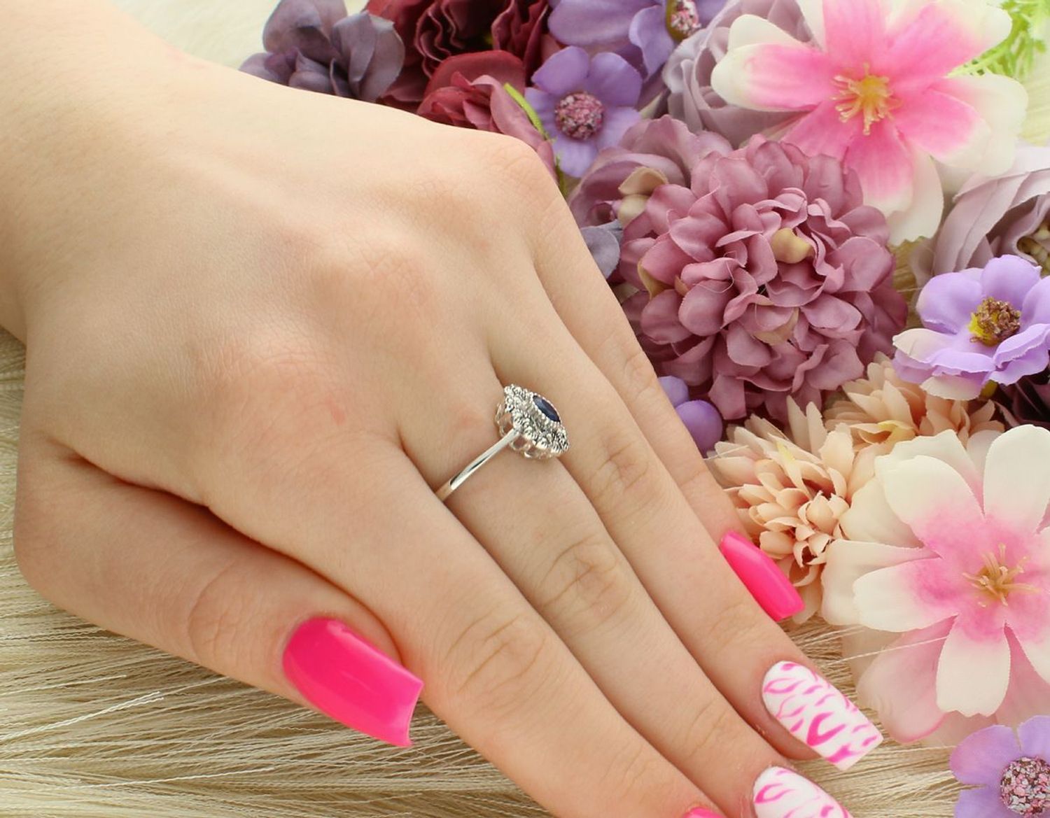 Delikatny pierścionek damski ze srebra próby 925, ozdobiony granatową cyrkonią i markazytami. Waga 2,50 g, wymiary ozdoby 1,2 cm x 1,0 cm.1.jpg