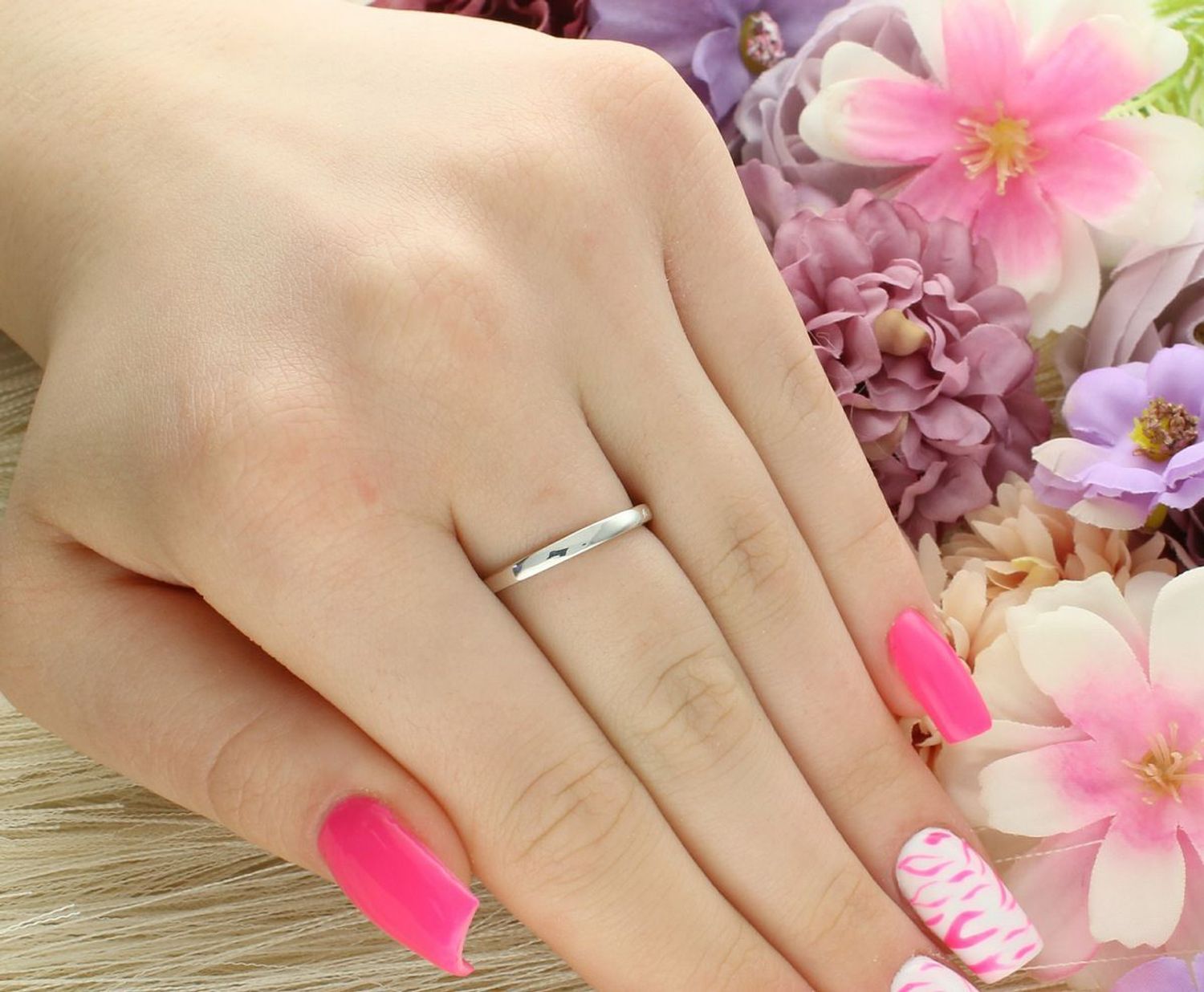 Delikatny pierścionek damski ze srebra próby 925, ozdobiony granatową cyrkonią i markazytami. Waga 2,50 g, wymiary ozdoby 1,2 cm x 1,0 cm.1.jpg