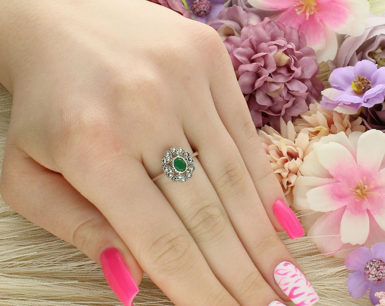 Damski srebrny pierścionek DIA-PRS-13058-925 z syntetycznym szmaragdem i markazytami. Styl vintage, waga 2,50 g, próba 925 – idealny wybór dla miłośniczek elegancji.1.jpg