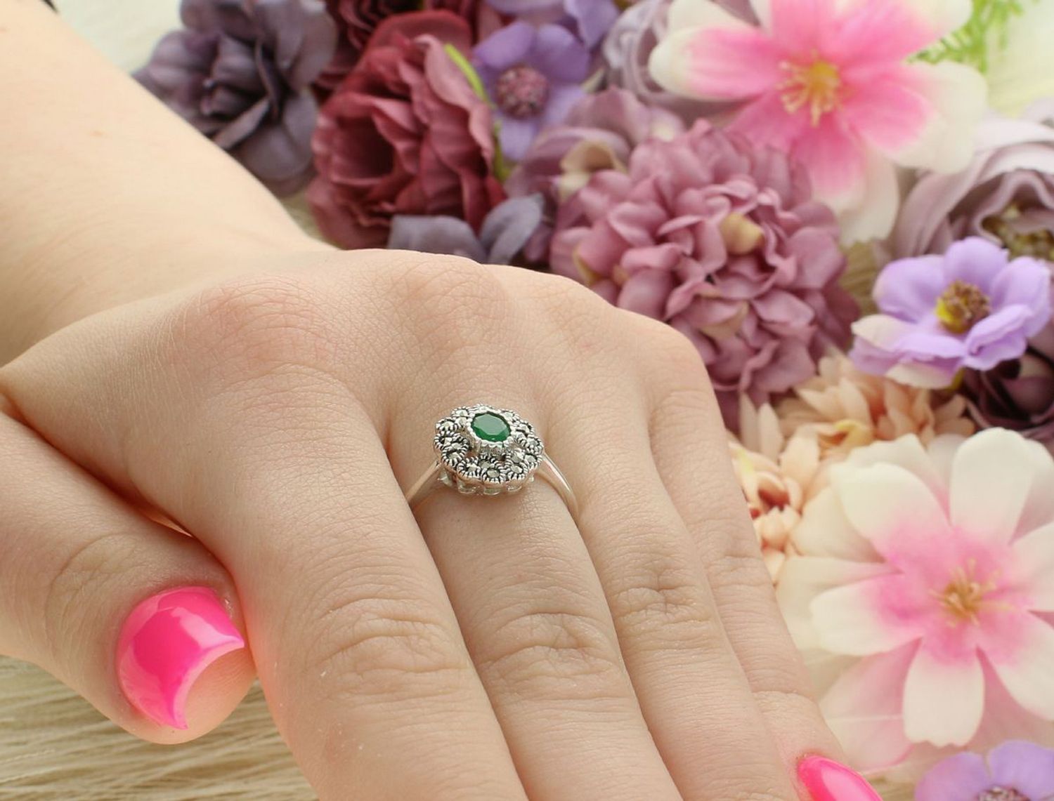 Damski srebrny pierścionek DIA-PRS-13058-925 z syntetycznym szmaragdem i markazytami. Styl vintage, waga 2,50 g, próba 925 – idealny wybór dla miłośniczek elegancji.1.jpg
