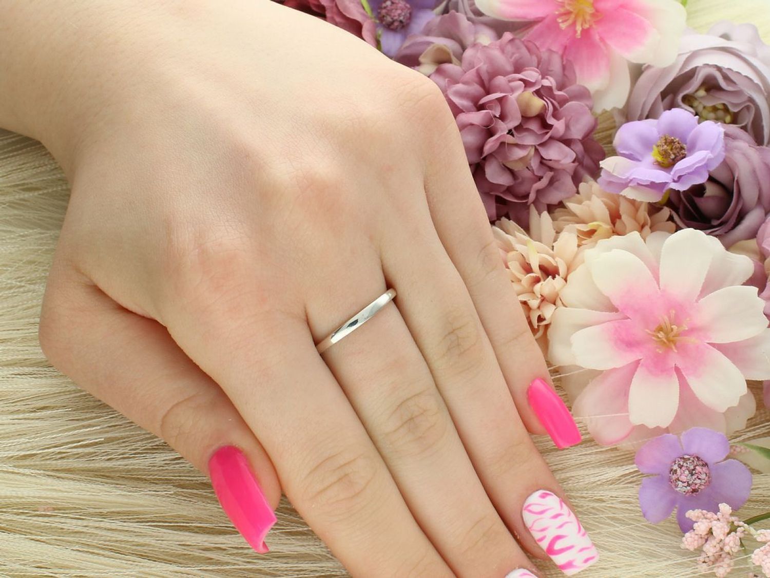 Damski srebrny pierścionek DIA-PRS-13058-925 z syntetycznym szmaragdem i markazytami. Styl vintage, waga 2,50 g, próba 925 – idealny wybór dla miłośniczek elegancji.1.jpg