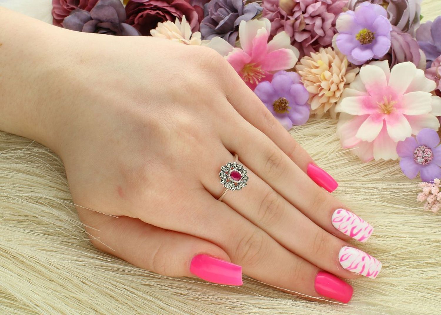 Srebrny pierścionek z owalnym rubinem syntetycznym i markazytami. Wykonany z Ag 925, ozdobny element 1,2 × 1,0 cm, waga 2,60 g. Stylowa i kobieca biżuteria.11.jpg