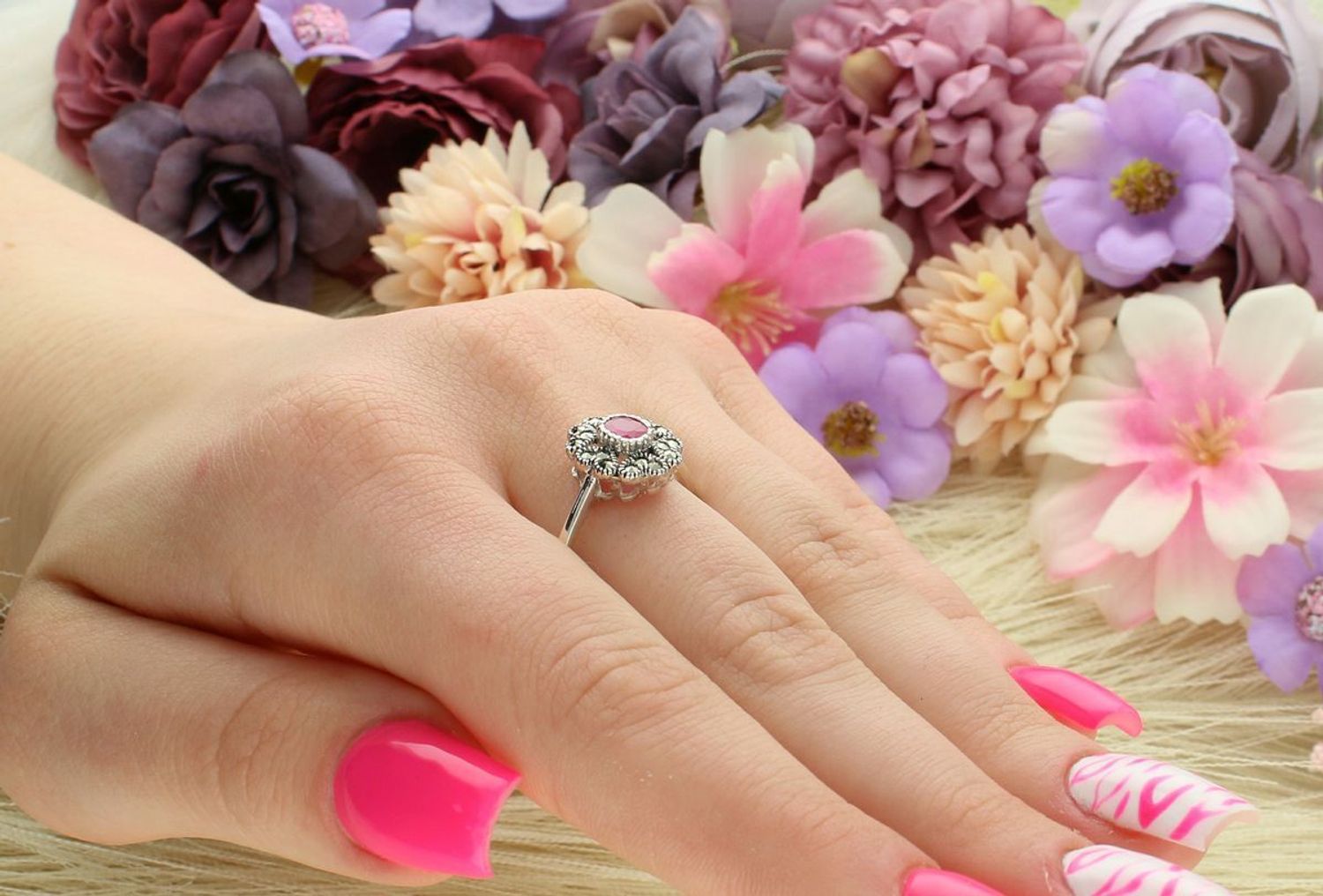 Srebrny pierścionek z owalnym rubinem syntetycznym i markazytami. Wykonany z Ag 925, ozdobny element 1,2 × 1,0 cm, waga 2,60 g. Stylowa i kobieca biżuteria.11.jpg