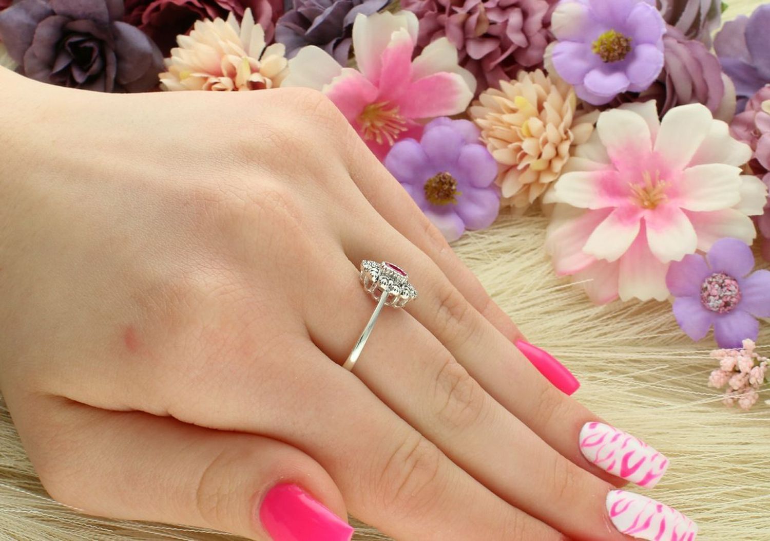 Srebrny pierścionek z owalnym rubinem syntetycznym i markazytami. Wykonany z Ag 925, ozdobny element 1,2 × 1,0 cm, waga 2,60 g. Stylowa i kobieca biżuteria.11.jpg