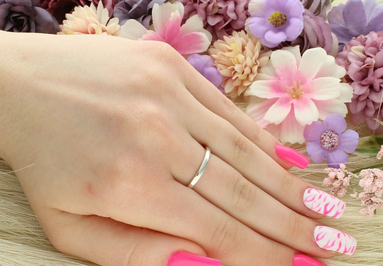 Srebrny pierścionek z owalnym rubinem syntetycznym i markazytami. Wykonany z Ag 925, ozdobny element 1,2 × 1,0 cm, waga 2,60 g. Stylowa i kobieca biżuteria.11.jpg