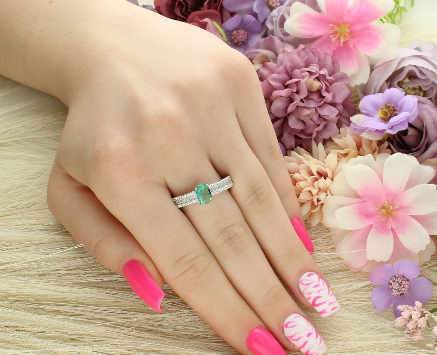 Delikatny srebrny pierścionek damski Ag 925 z zieloną i białymi cyrkoniami. Element ozdobny 5x7 mm, waga 3,90 g. Idealny na co dzień i specjalne okazje.1.jpg