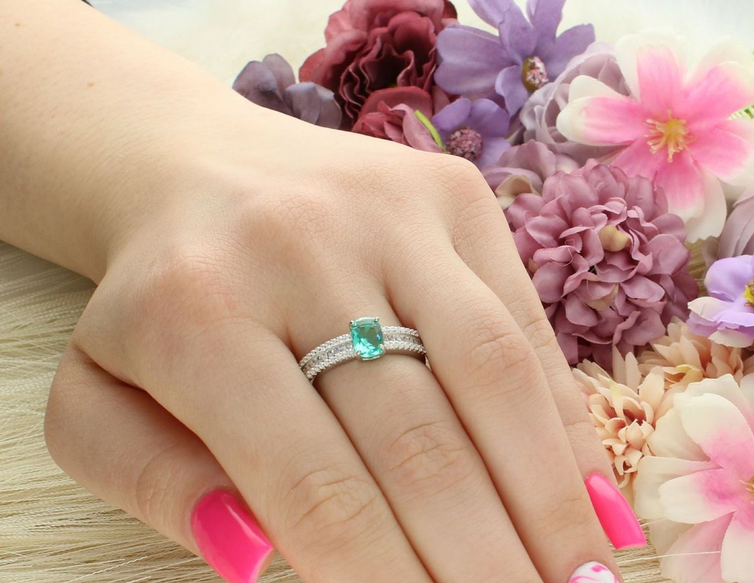 Delikatny srebrny pierścionek damski Ag 925 z zieloną i białymi cyrkoniami. Element ozdobny 5x7 mm, waga 3,90 g. Idealny na co dzień i specjalne okazje.1.jpg