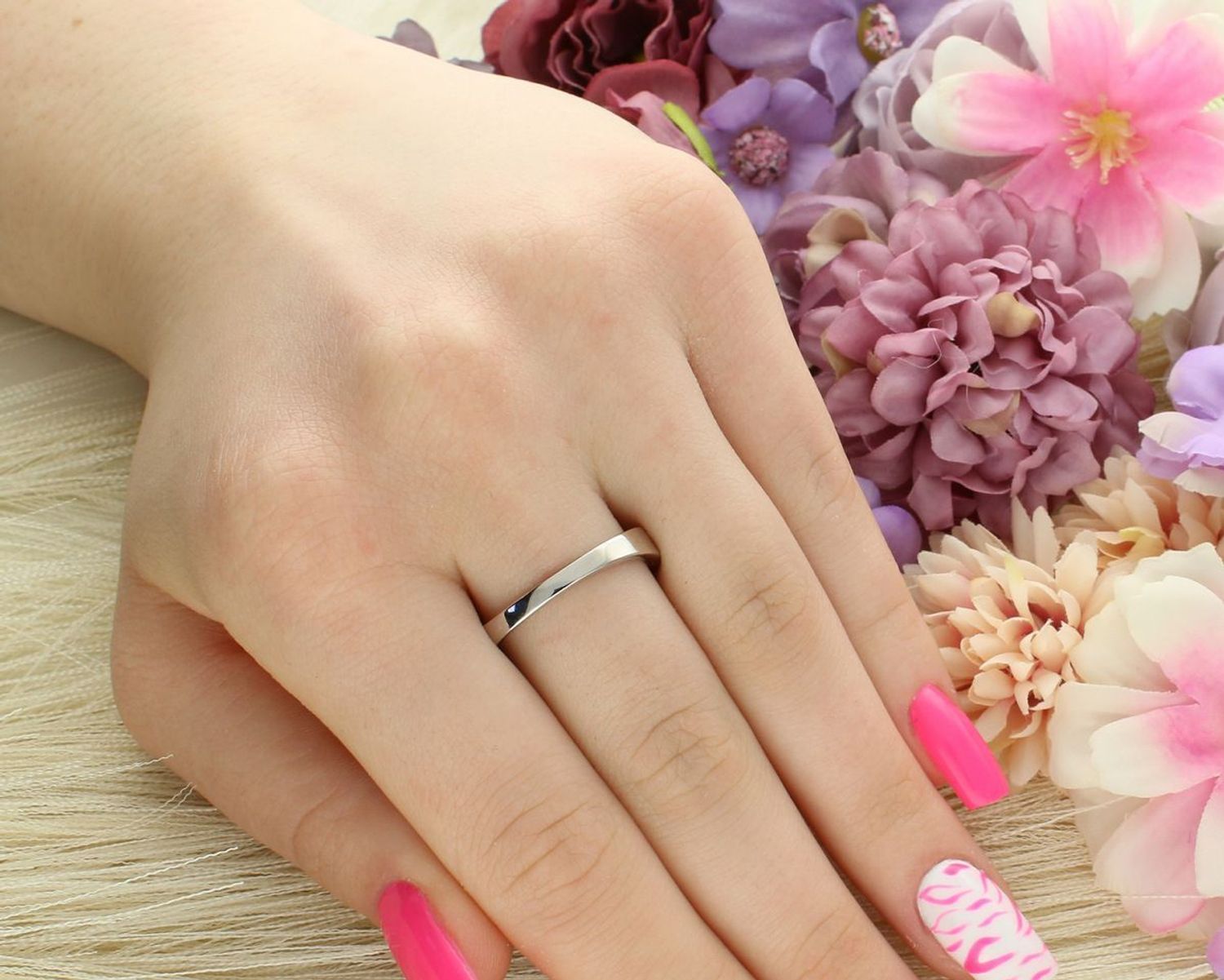 Delikatny srebrny pierścionek damski Ag 925 z zieloną i białymi cyrkoniami. Element ozdobny 5x7 mm, waga 3,90 g. Idealny na co dzień i specjalne okazje.1.jpg