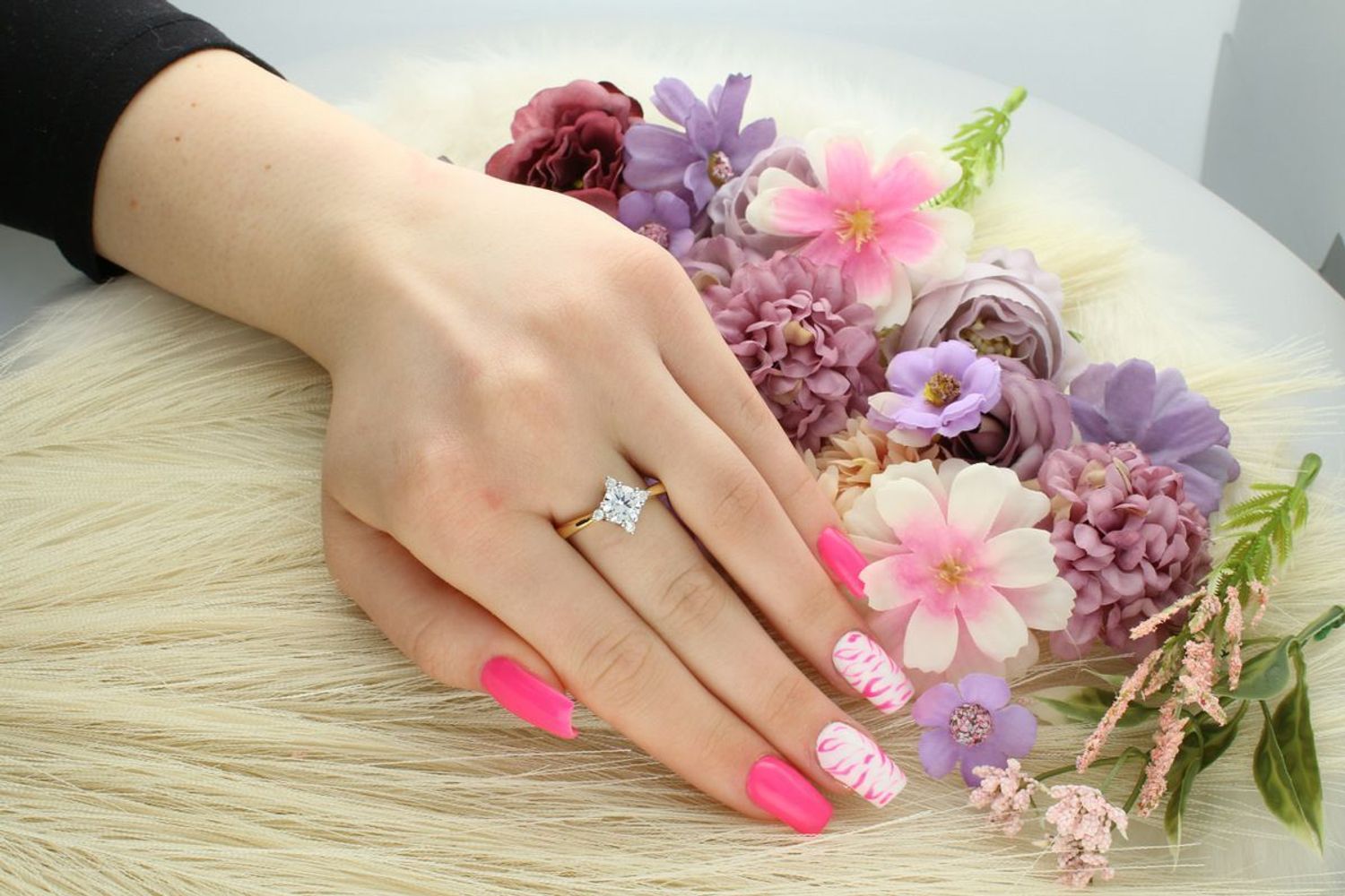 Pozłacany pierścionek damski ze srebra próby 925, ozdobiony dużą cyrkonią o średnicy 7 mm. Waga 3,50 g, szerokość szyny 2 mm.1.jpg