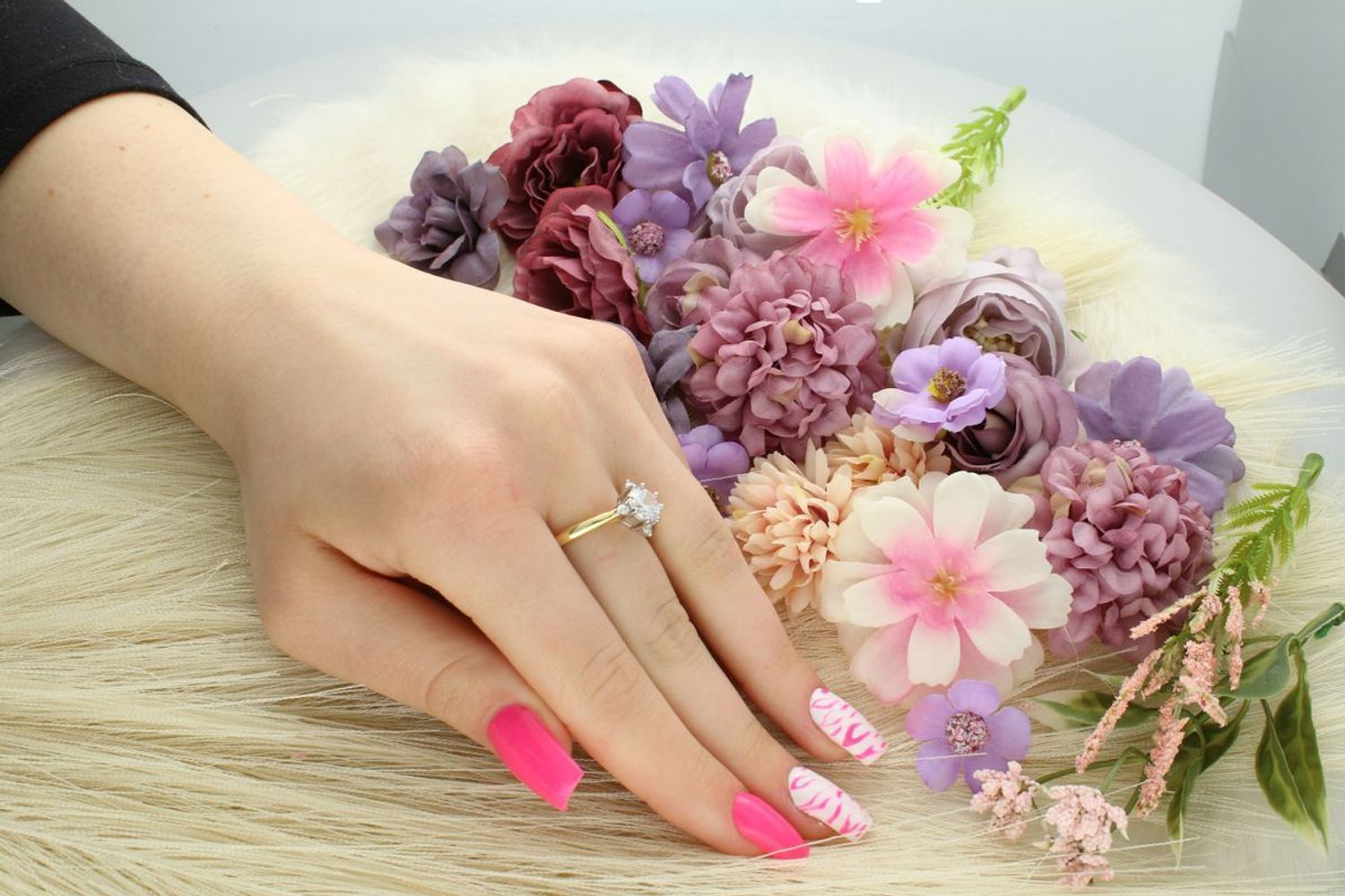 Pozłacany pierścionek damski ze srebra próby 925, ozdobiony dużą cyrkonią o średnicy 7 mm. Waga 3,50 g, szerokość szyny 2 mm.1.jpg