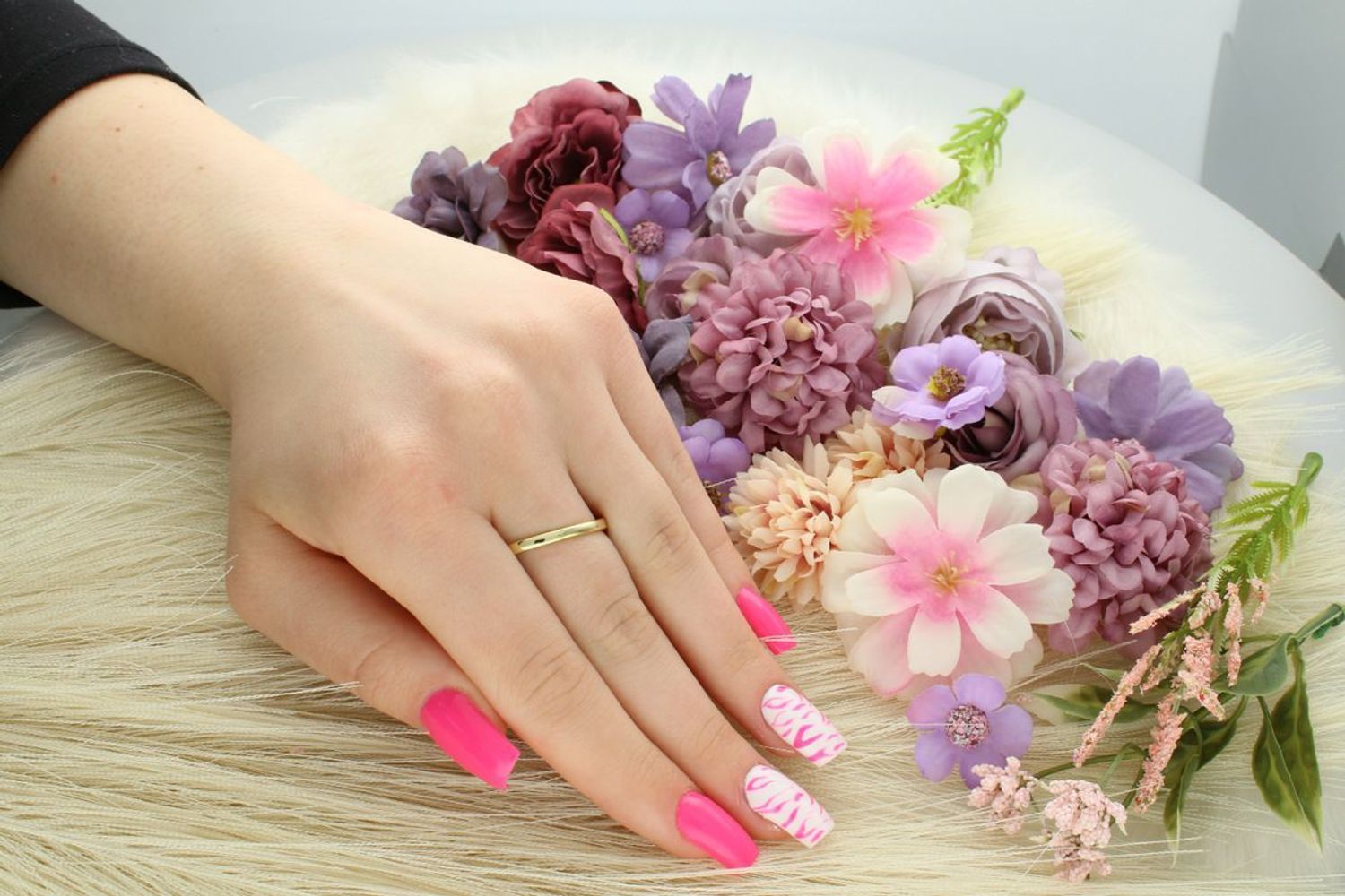 Pozłacany pierścionek damski ze srebra próby 925, ozdobiony dużą cyrkonią o średnicy 7 mm. Waga 3,50 g, szerokość szyny 2 mm.1.jpg