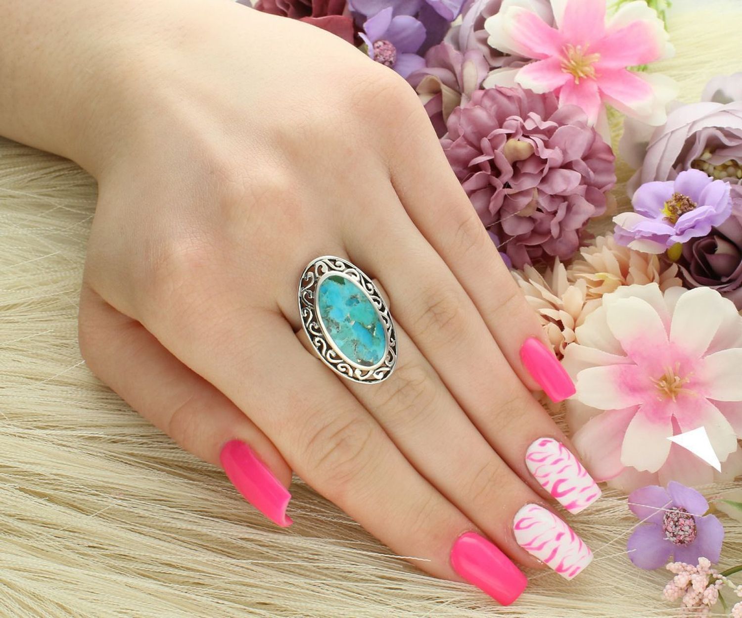 Efektowny srebrny pierścionek z dużym owalnym turkusem naturalnym (3 × 2 cm). Ag 925, solidna szyna i wyrazisty styl – idealny dla miłośniczek odważnej biżuterii.1.jpg