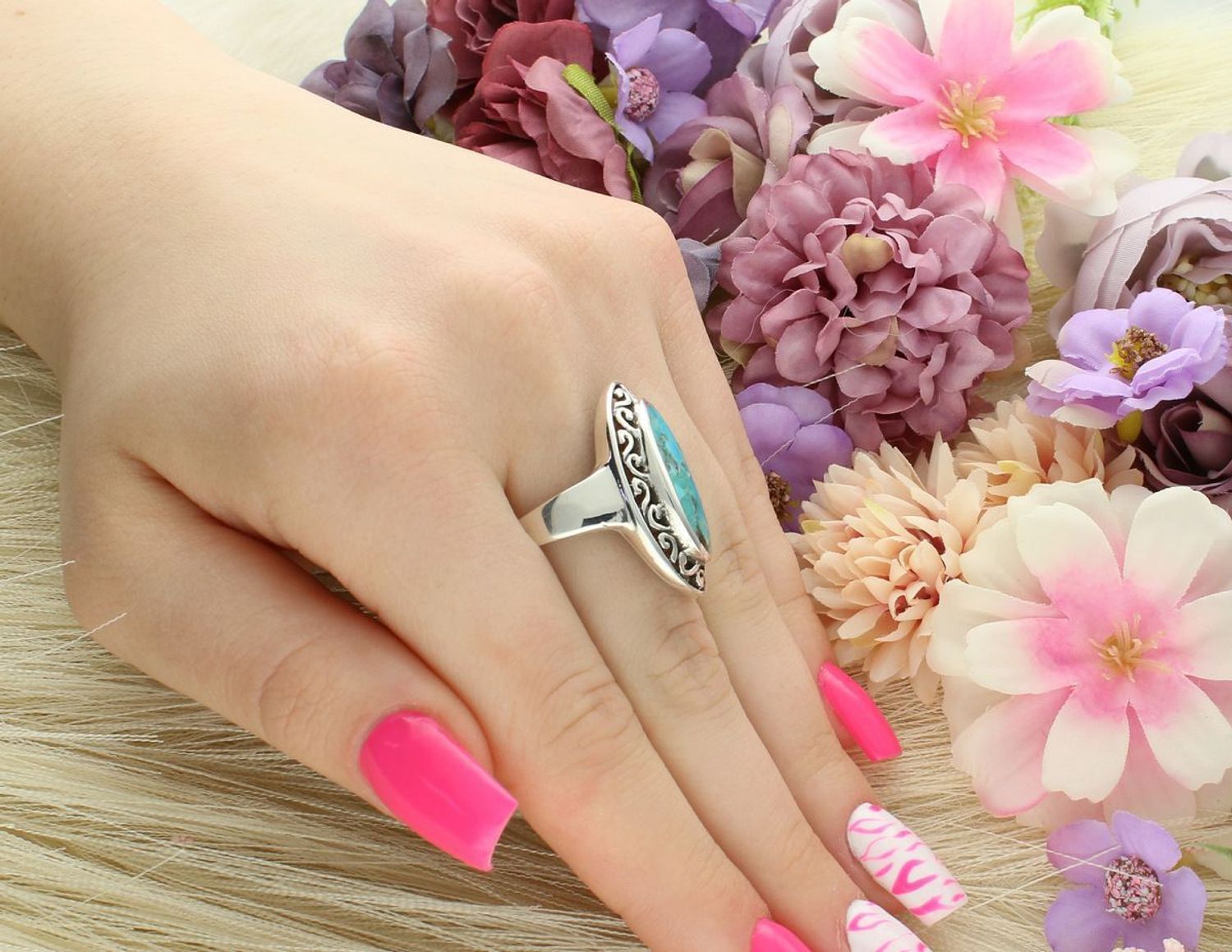 Efektowny srebrny pierścionek z dużym owalnym turkusem naturalnym (3 × 2 cm). Ag 925, solidna szyna i wyrazisty styl – idealny dla miłośniczek odważnej biżuterii.1.jpg